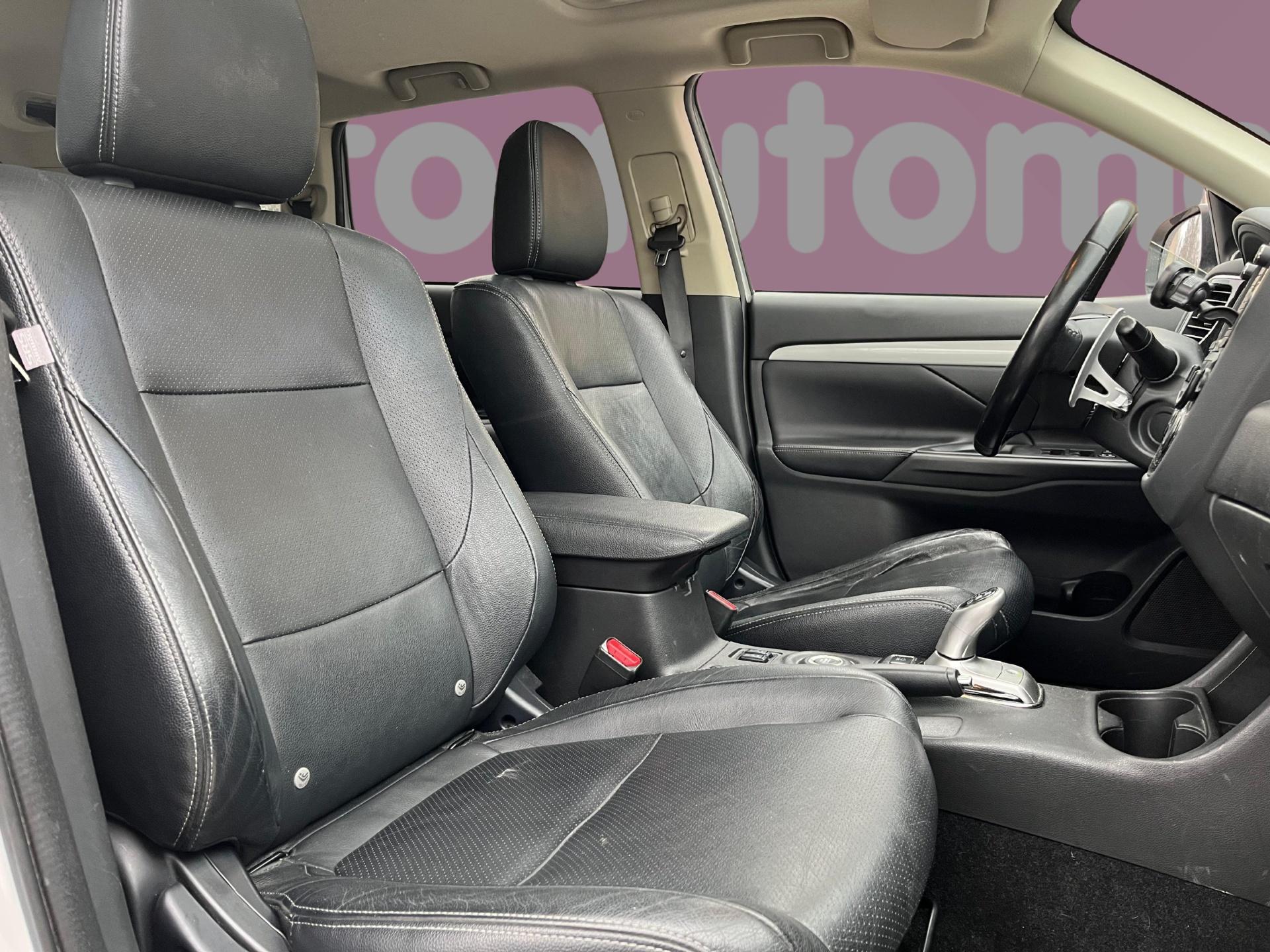 MITSUBISHI Outlander PHEV 2013