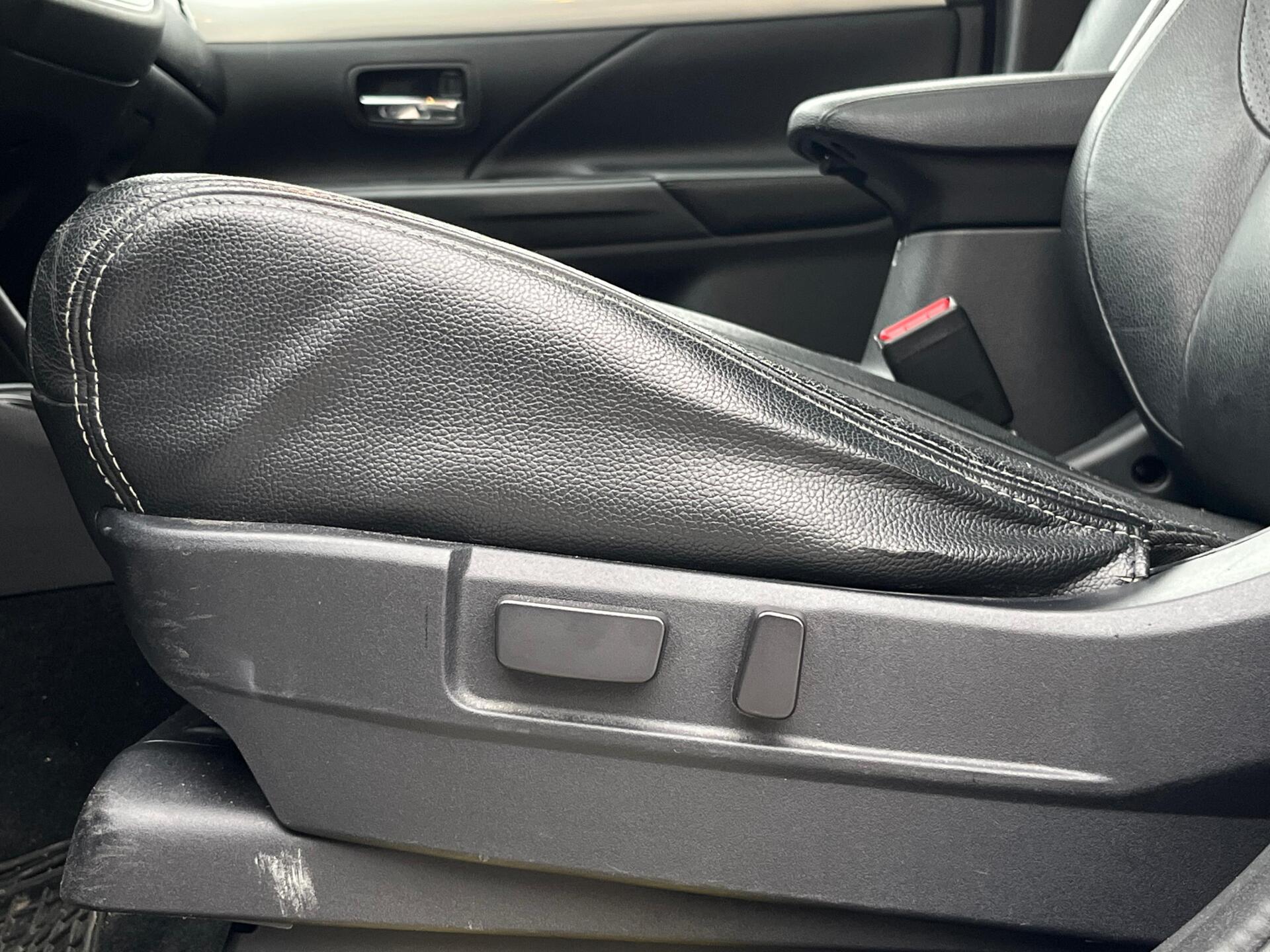 MITSUBISHI Outlander PHEV 2013