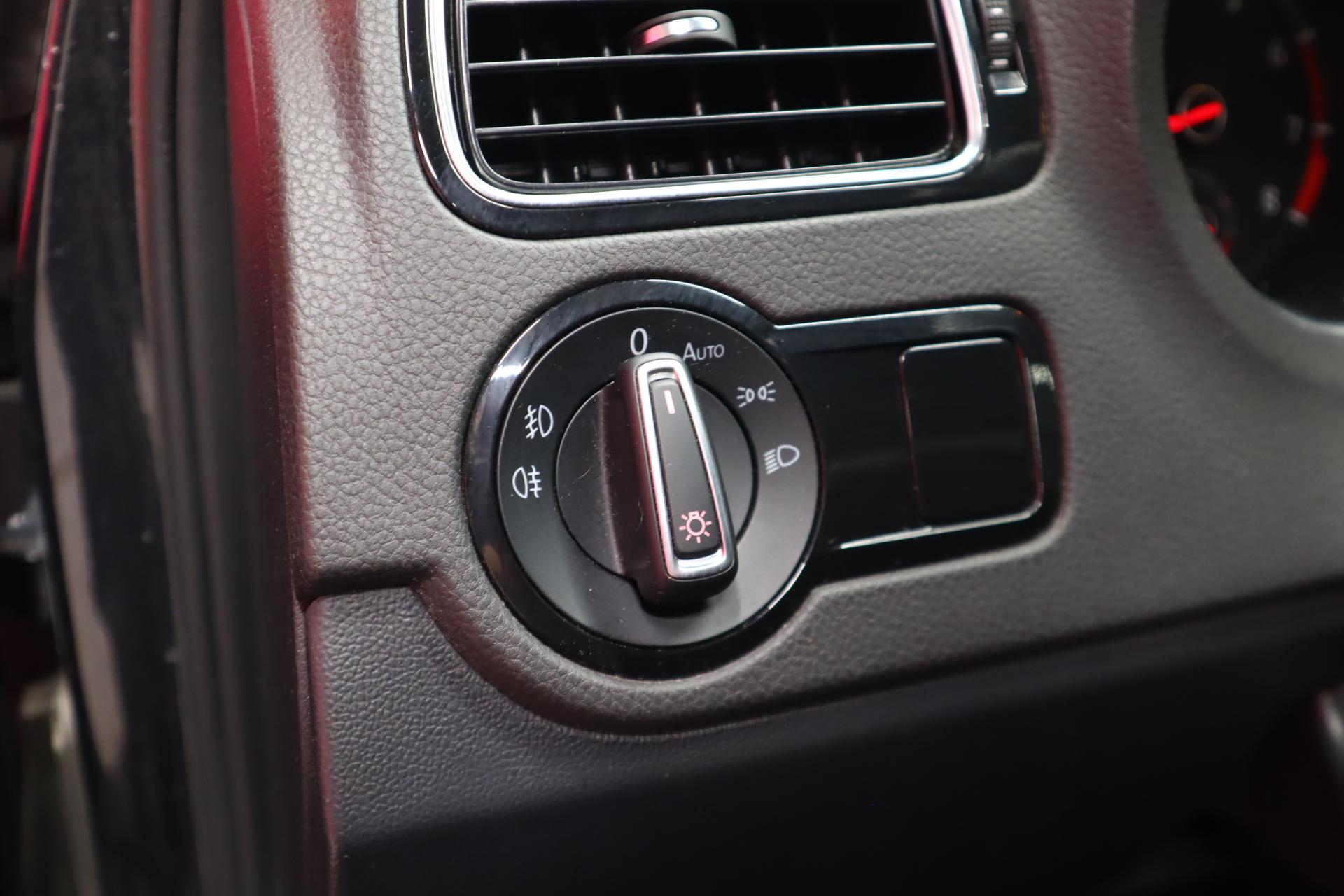 VOLKSWAGEN Polo 2016