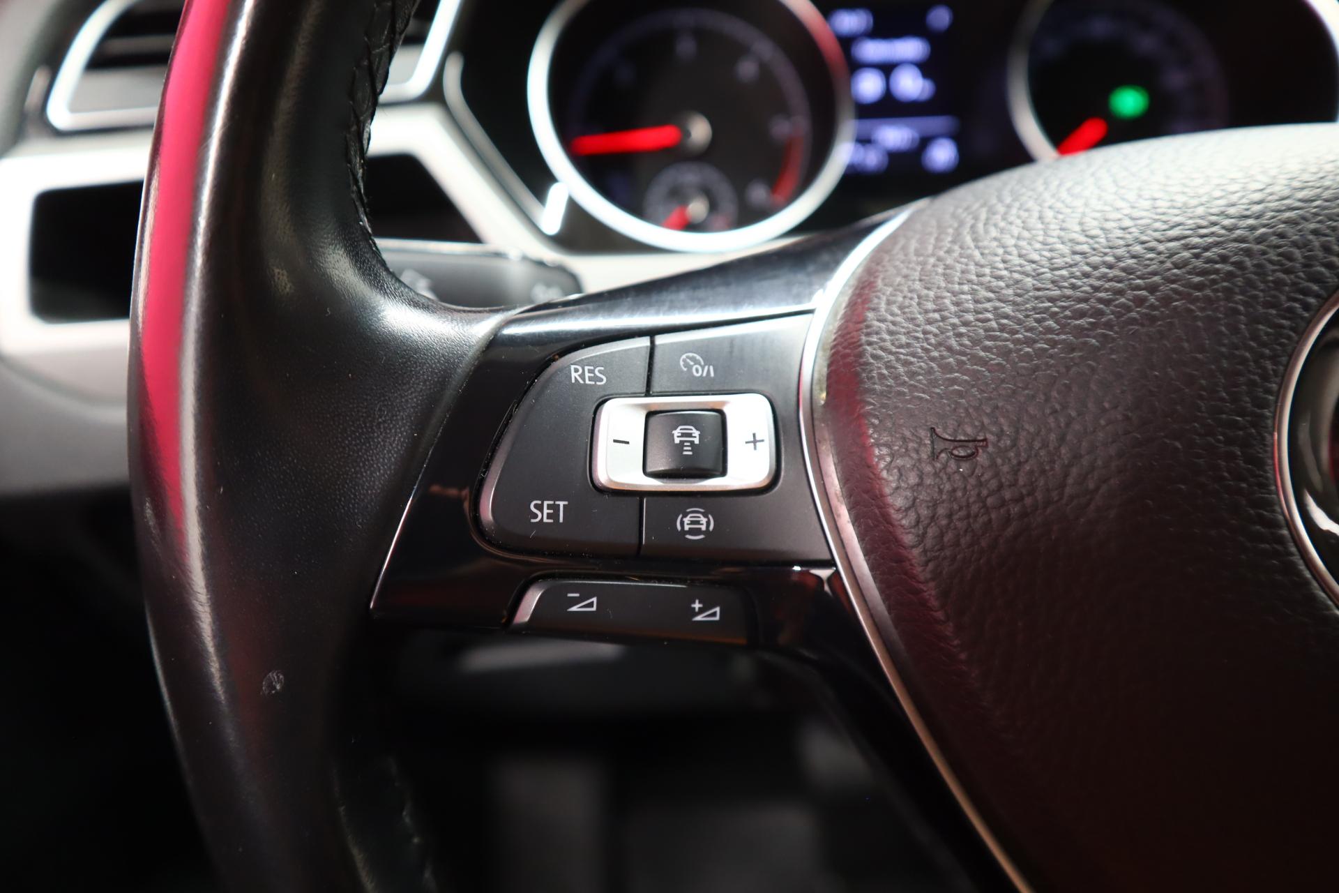 VOLKSWAGEN Touran 2018