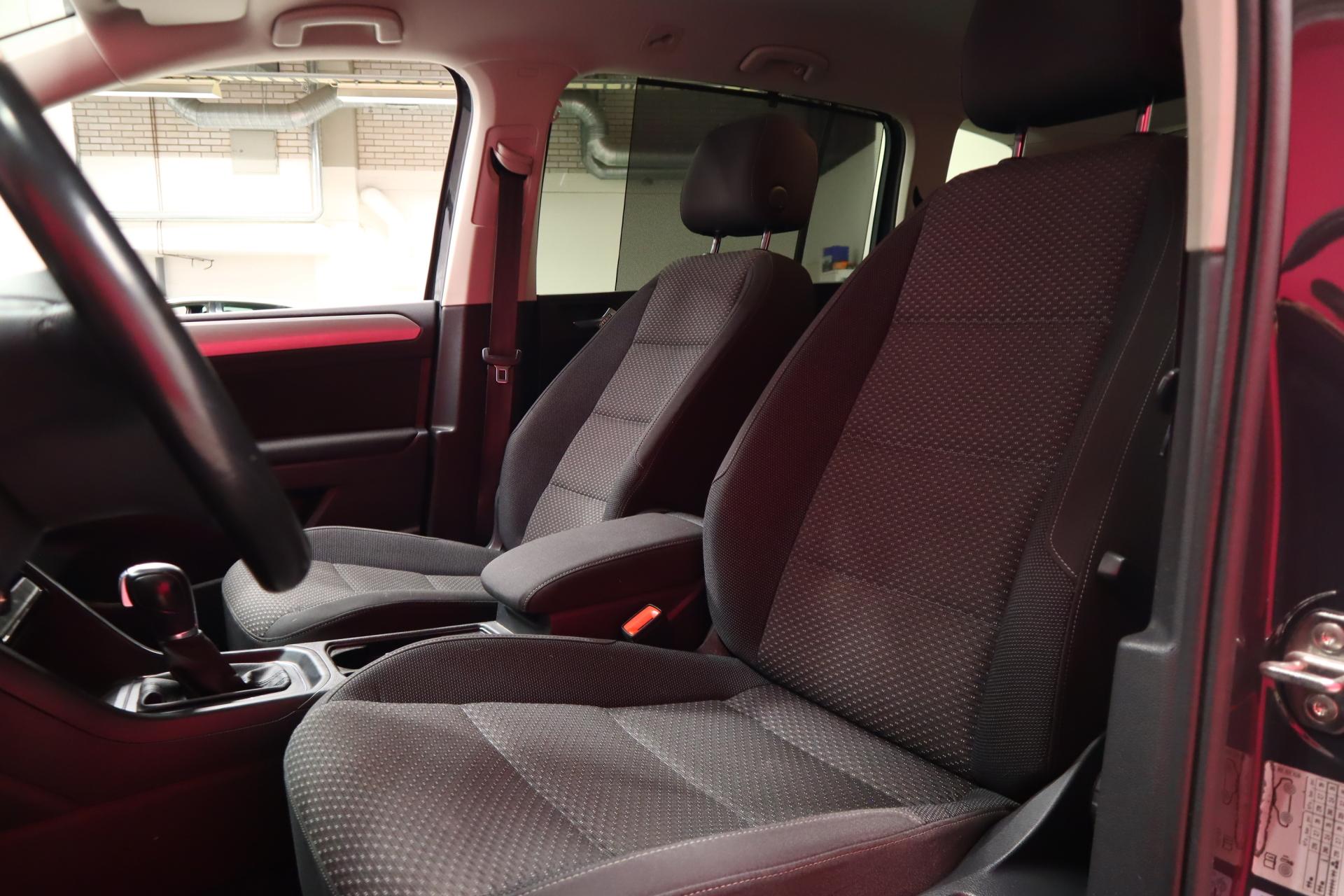 VOLKSWAGEN Touran 2018