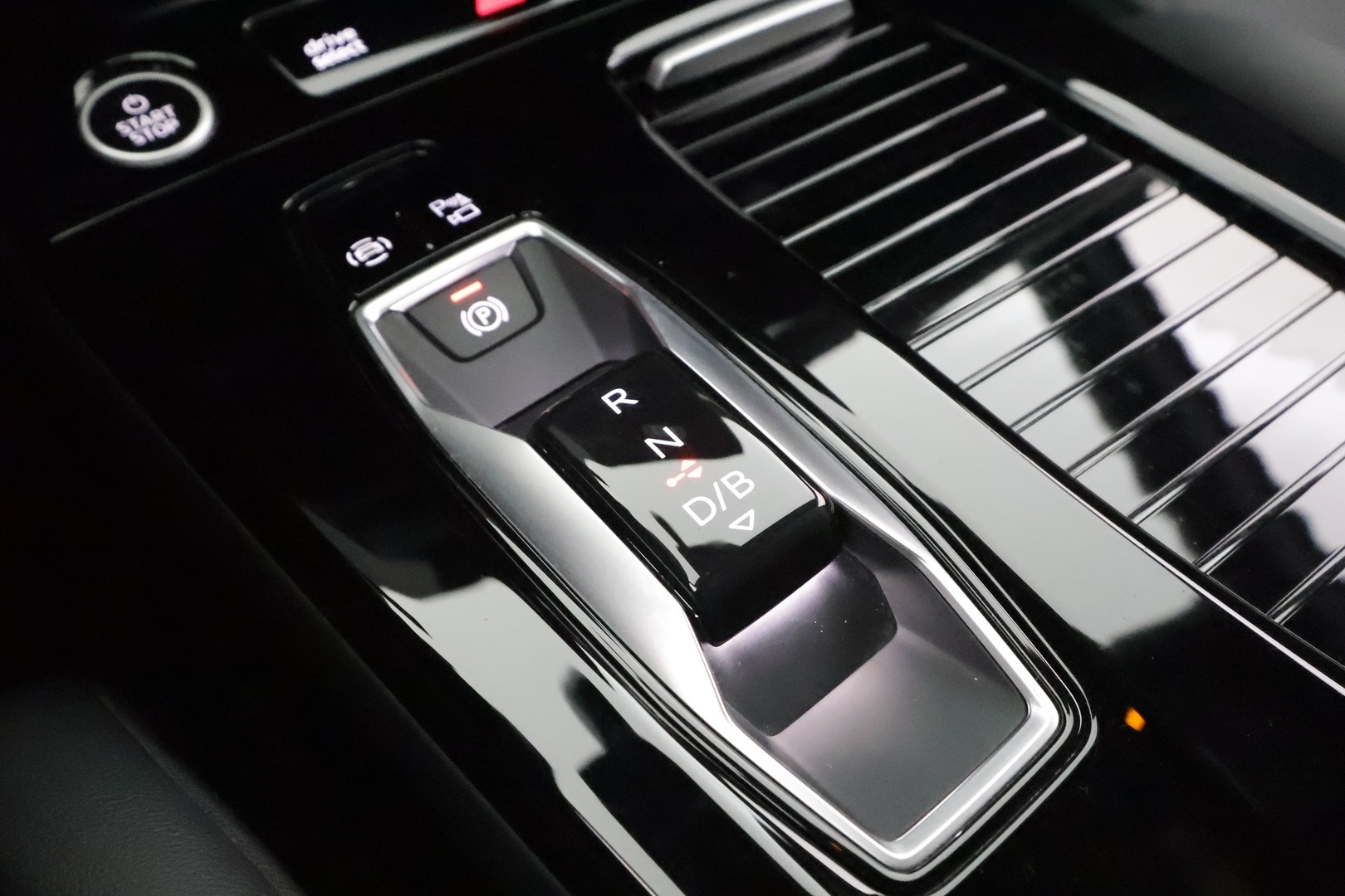 AUDI Q6 e-tron 2024