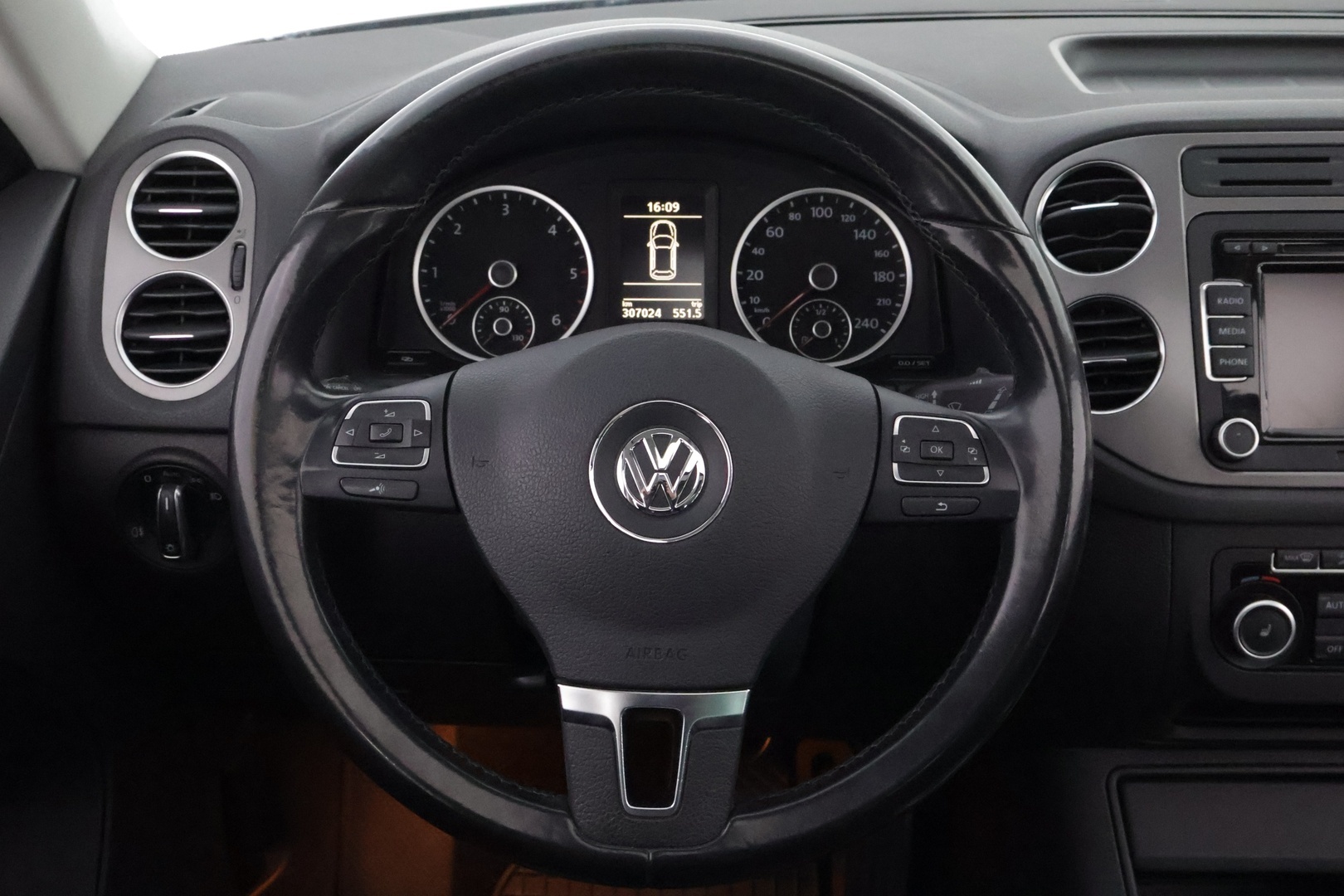 VOLKSWAGEN Tiguan 2011