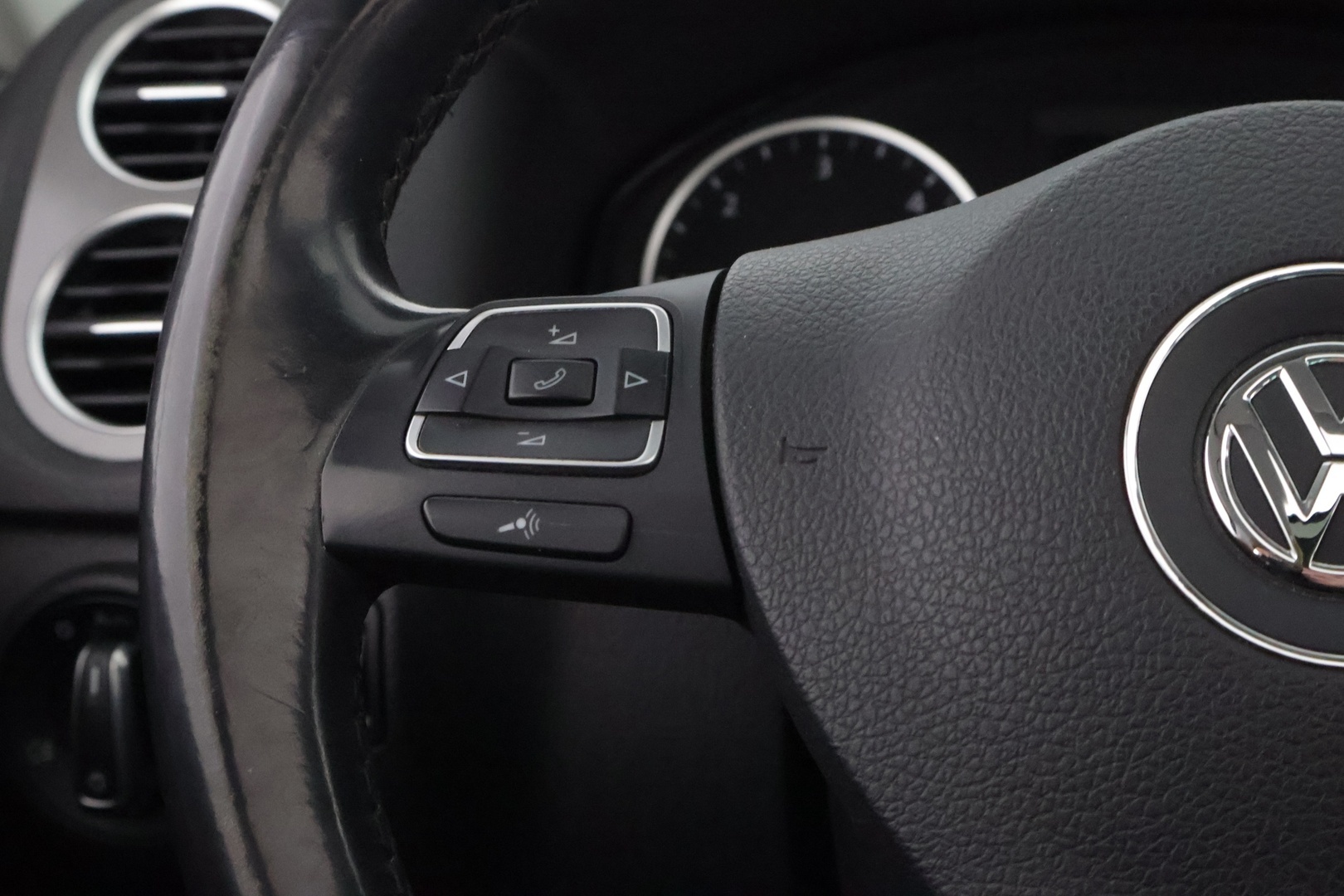 VOLKSWAGEN Tiguan 2011