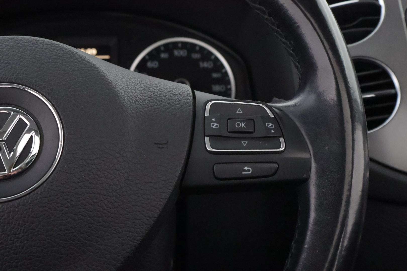 VOLKSWAGEN Tiguan 2011