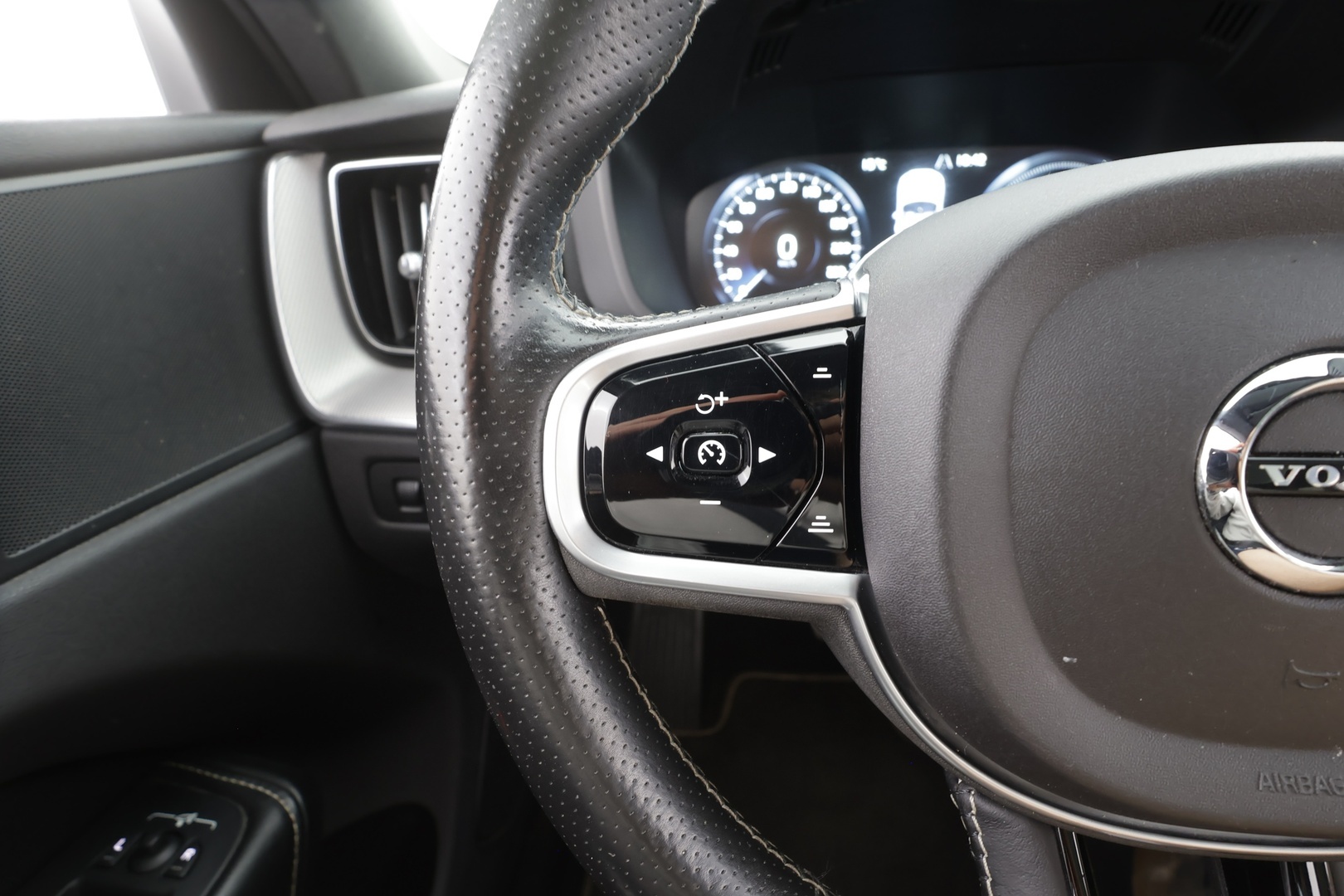 VOLVO XC60 2018
