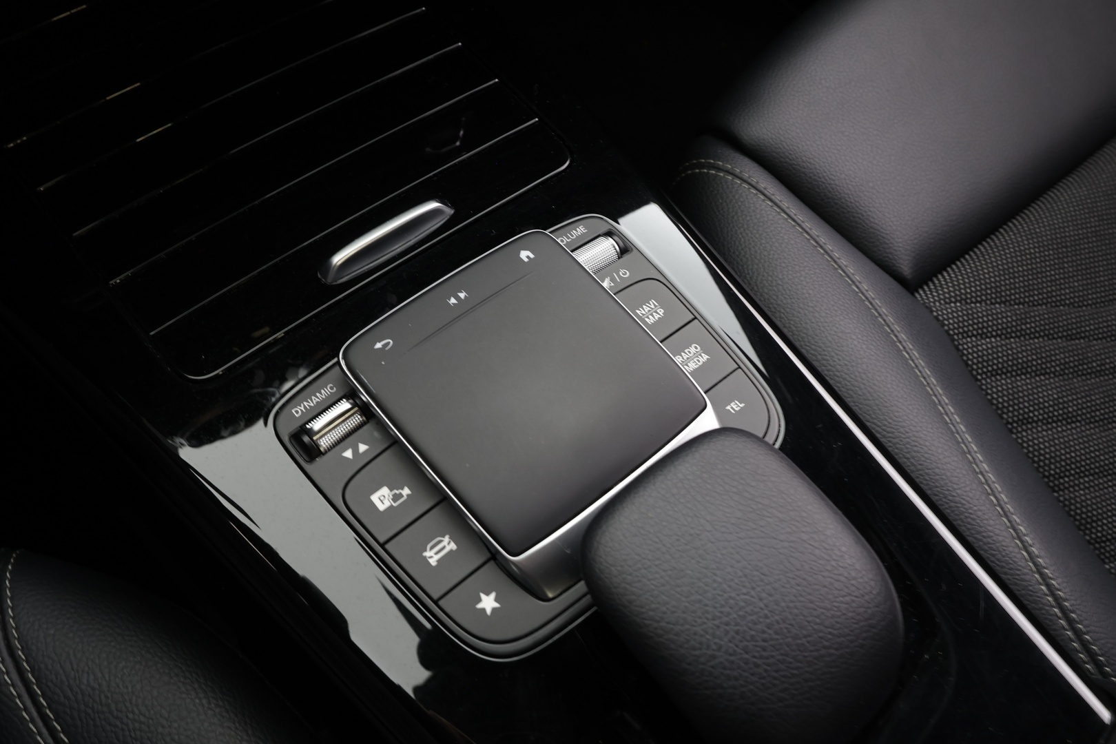 MERCEDES-BENZ A 2021