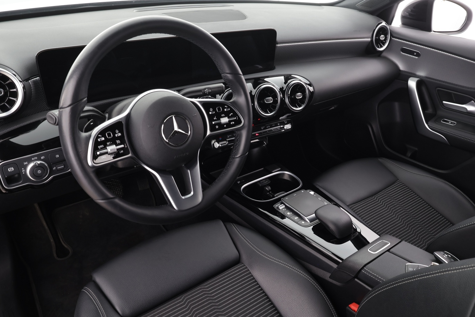 MERCEDES-BENZ A 2022