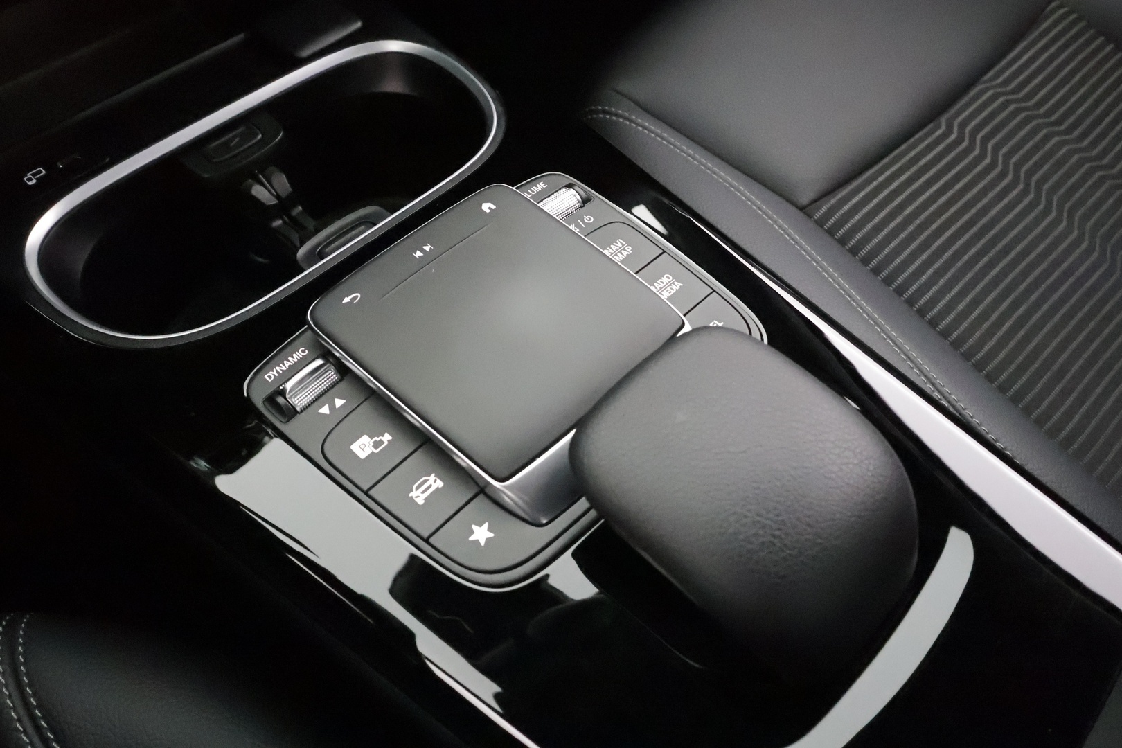 MERCEDES-BENZ A 2022