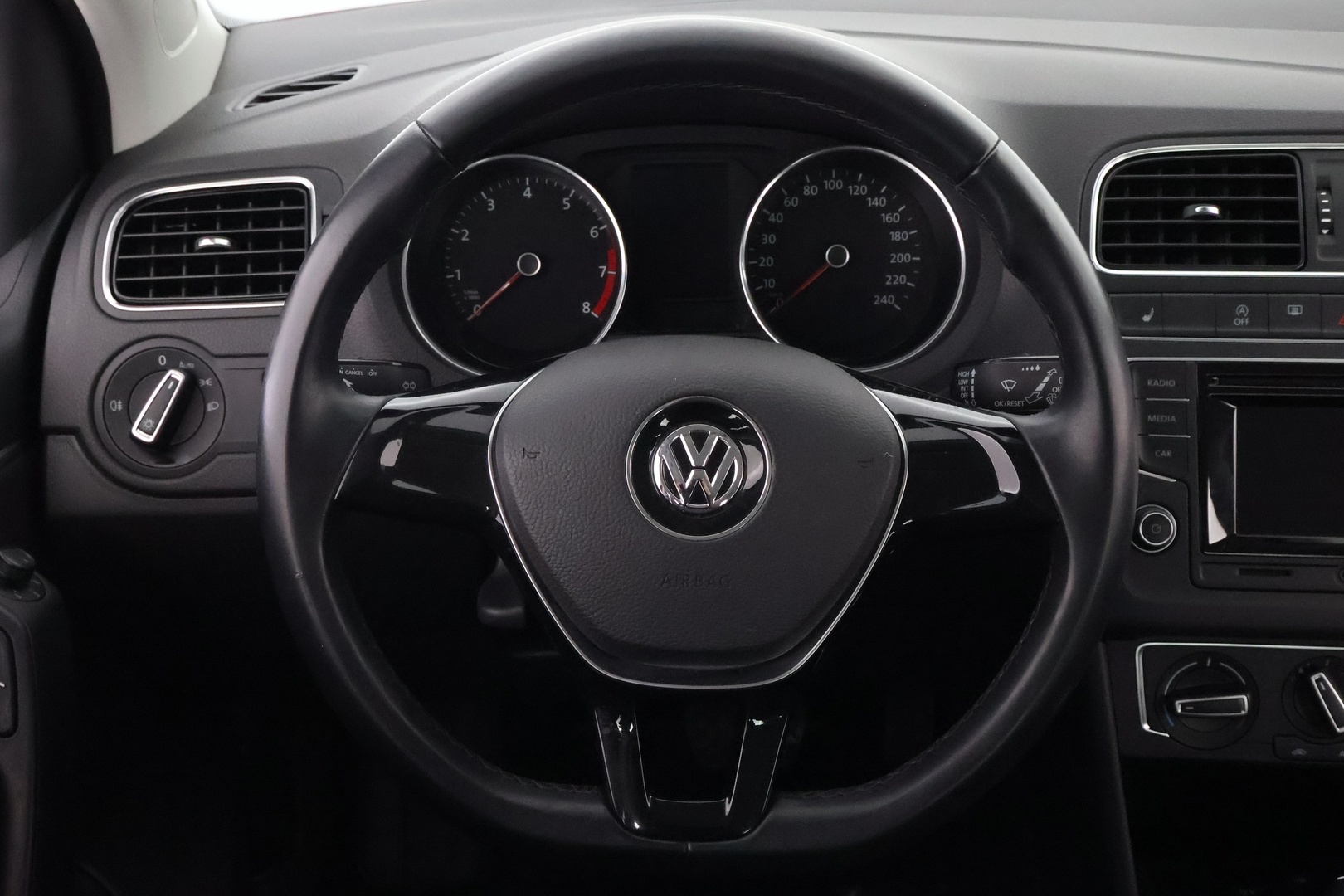 VOLKSWAGEN Polo 2016
