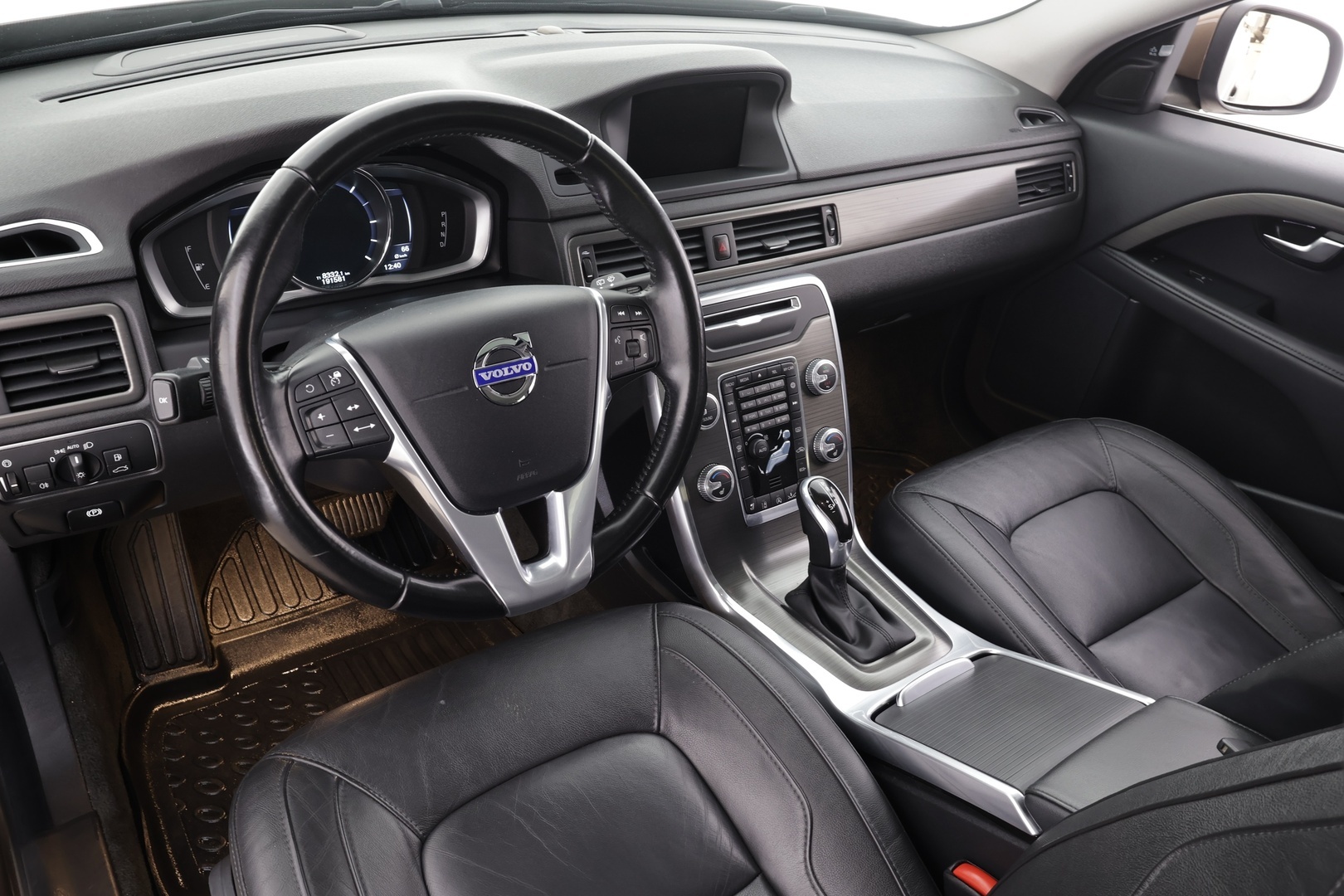 VOLVO V70 2015