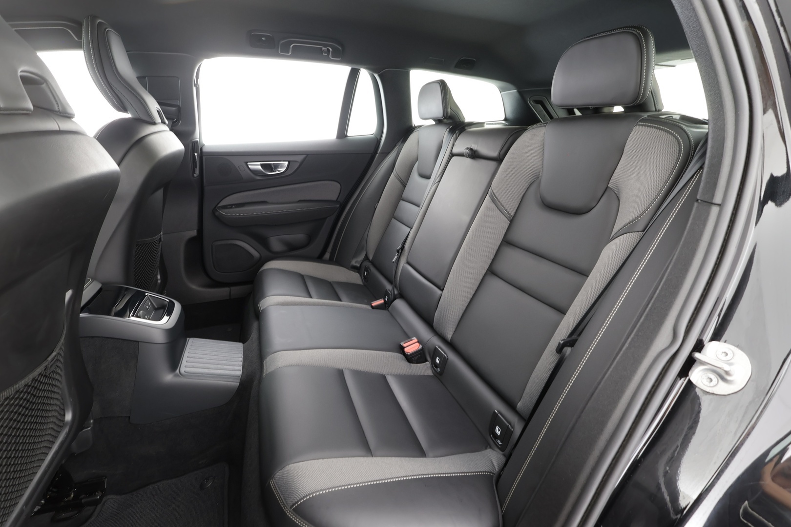 VOLVO V60 2023