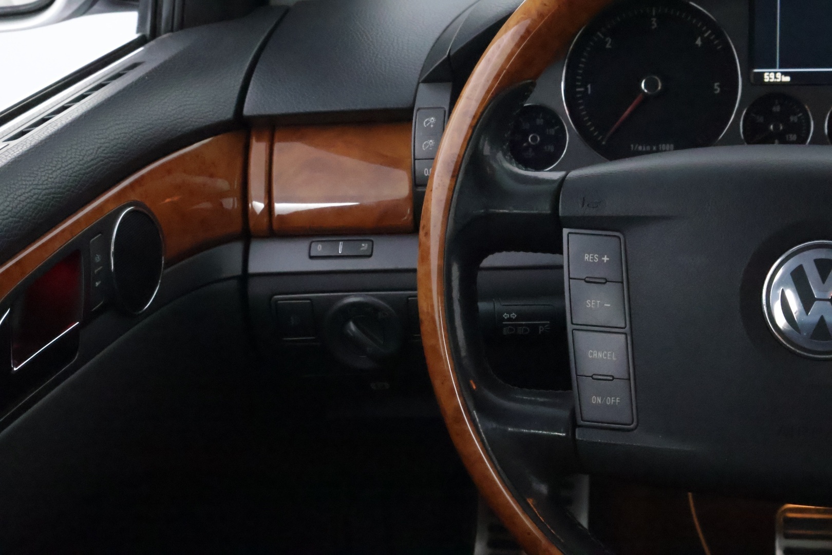 VOLKSWAGEN Phaeton 2003