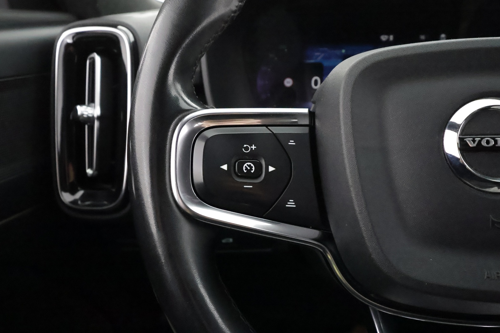 VOLVO XC40 2024