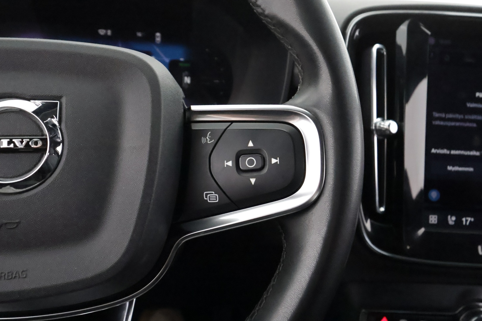 VOLVO XC40 2024