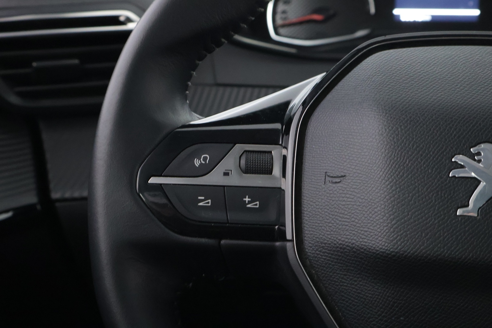 PEUGEOT 208 2021
