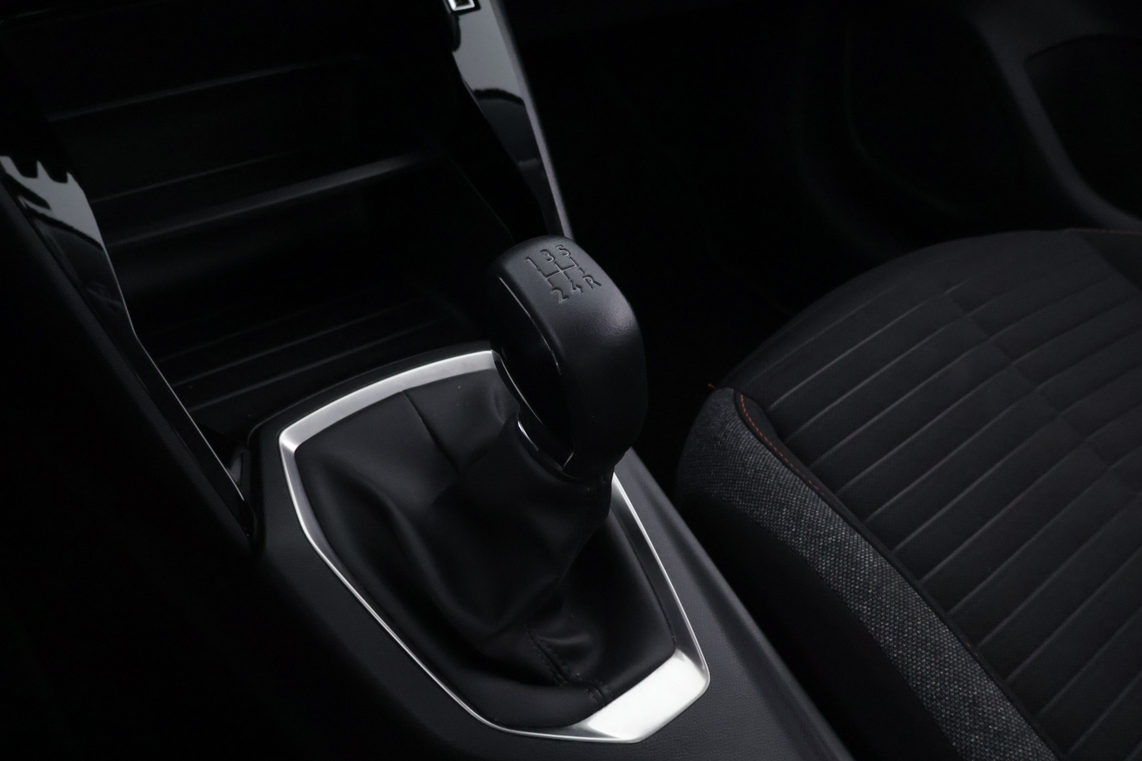 PEUGEOT 208 2021