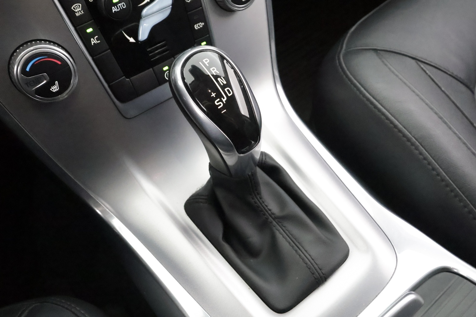 VOLVO V70 2015
