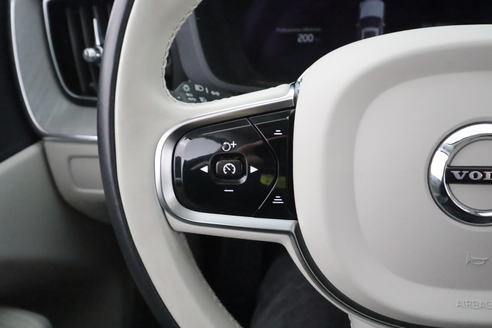 VOLVO XC60 2023