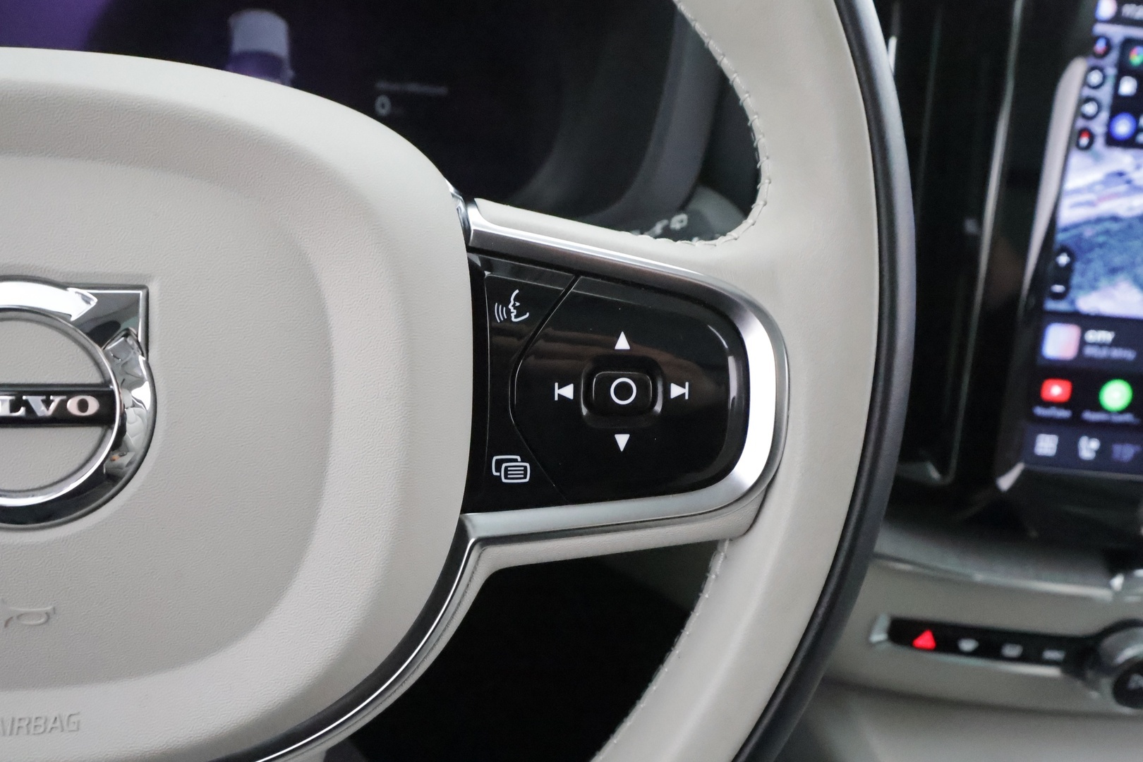 VOLVO XC60 2023