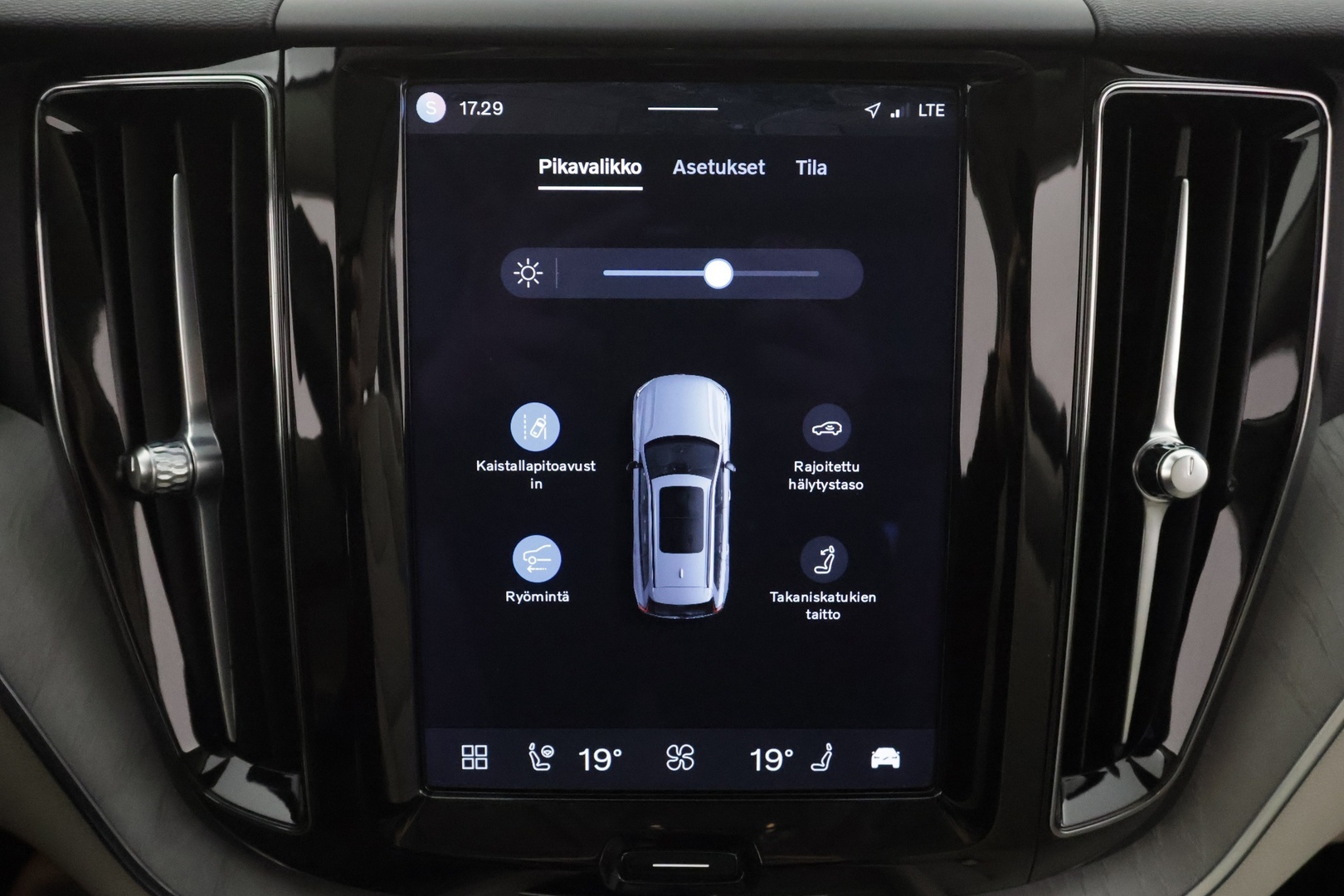 VOLVO XC60 2023