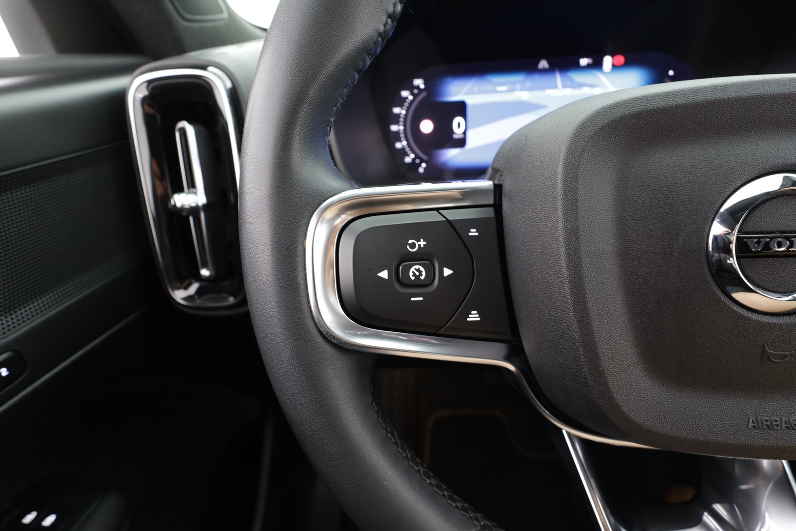 VOLVO XC40 2023