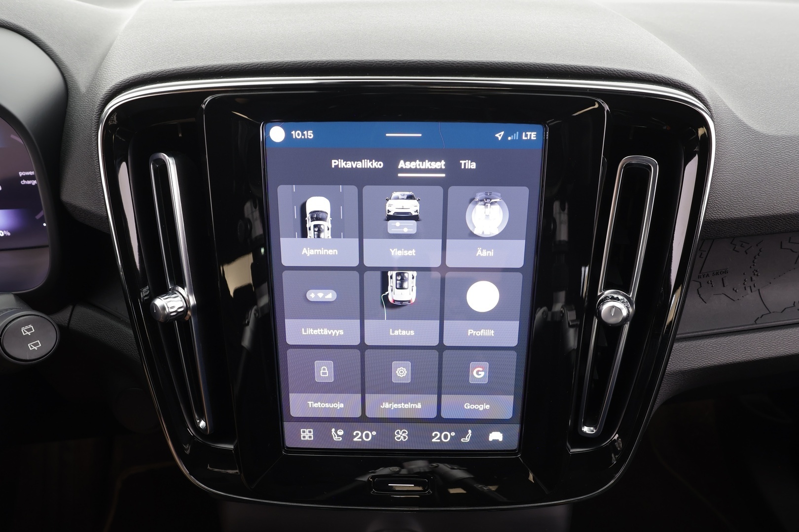 VOLVO XC40 2023
