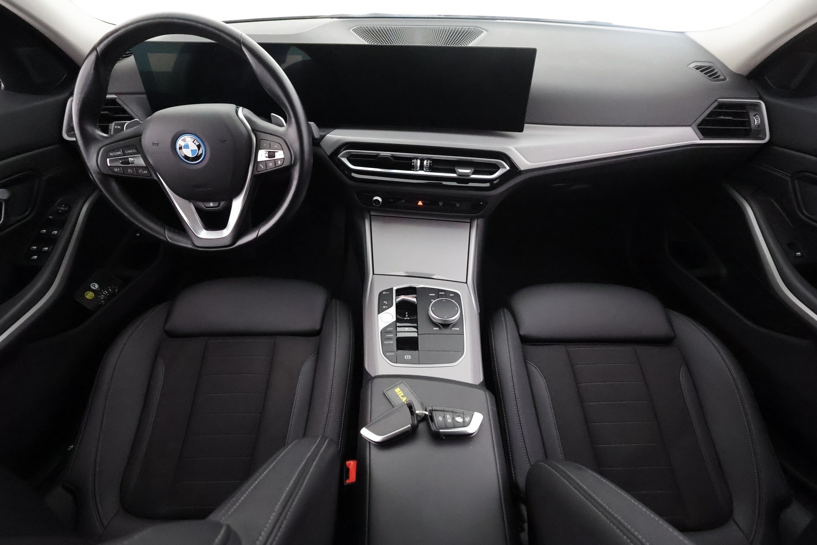 BMW 330 2023