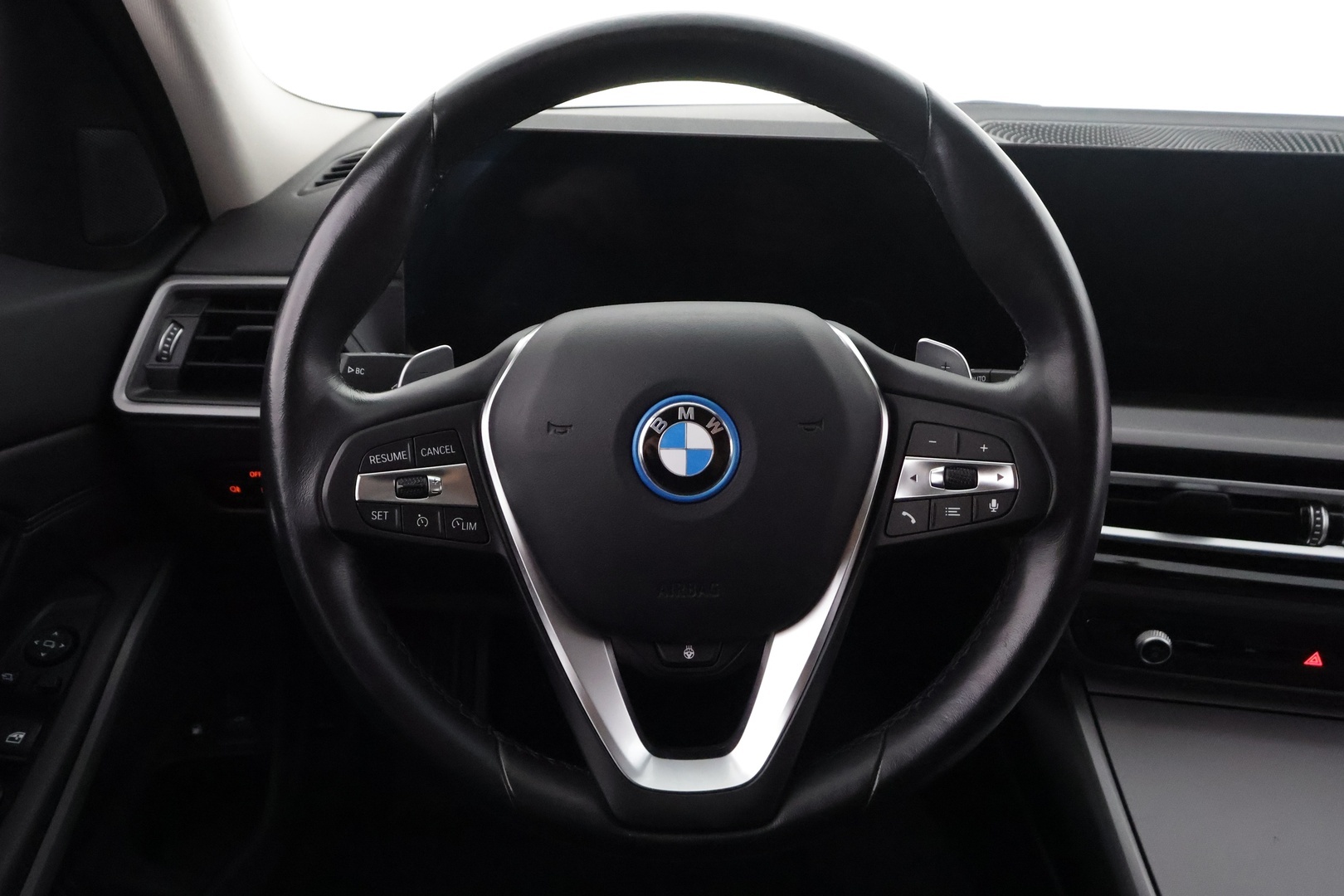BMW 330 2023