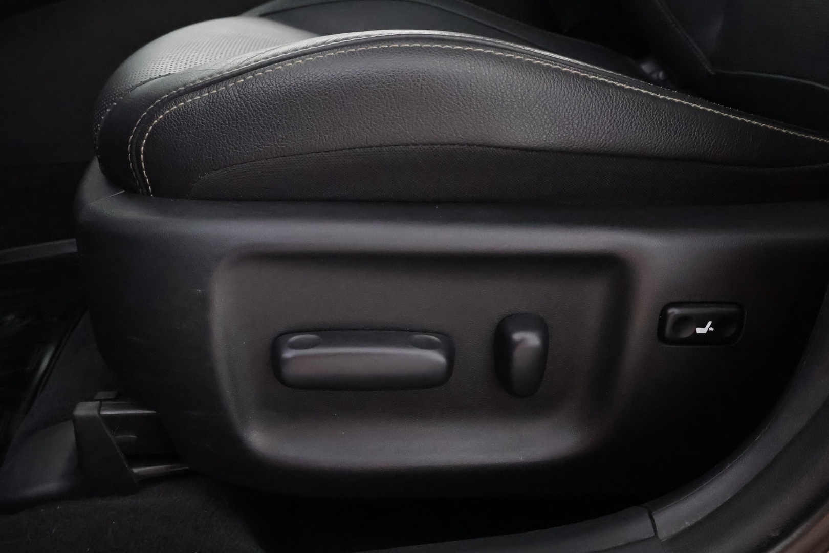 TOYOTA Avensis 2016