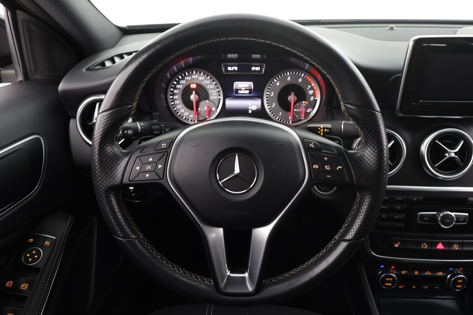 MERCEDES-BENZ A 2015