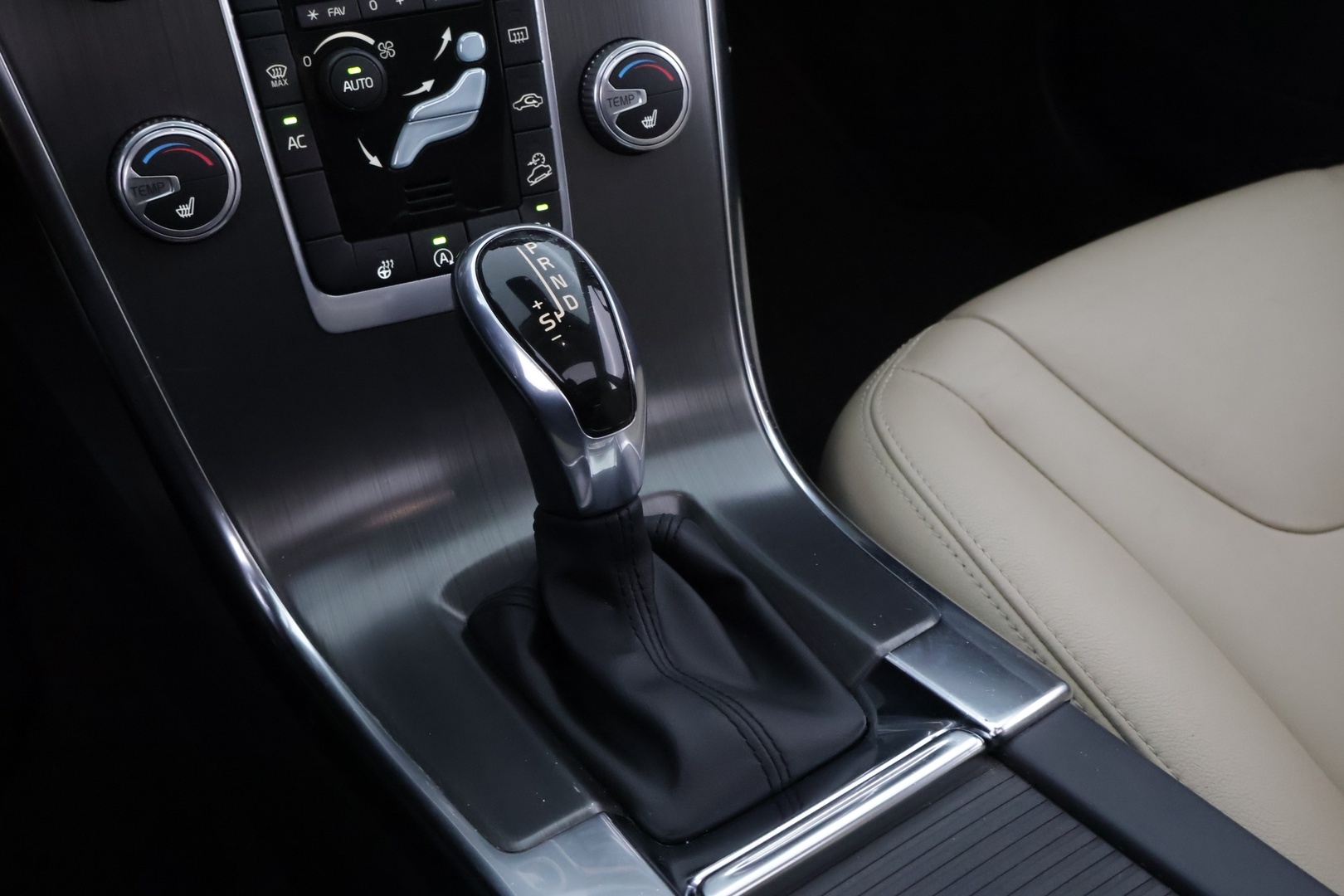 VOLVO XC60 2016