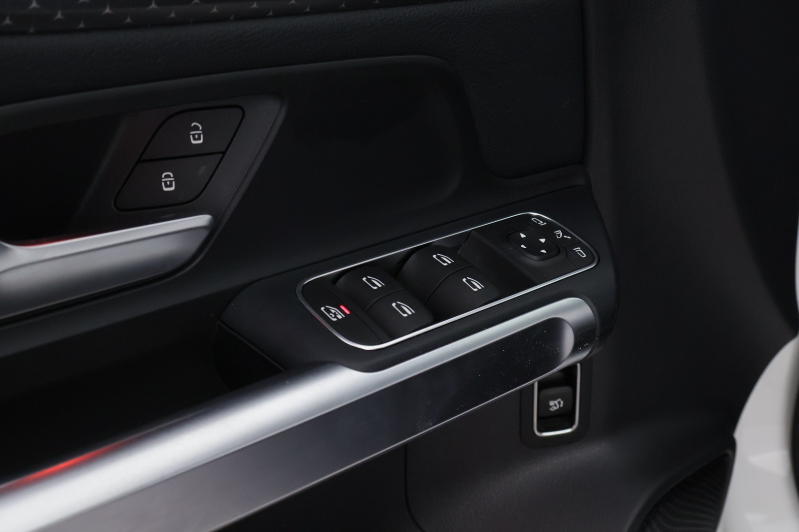 MERCEDES-BENZ EQB 2024