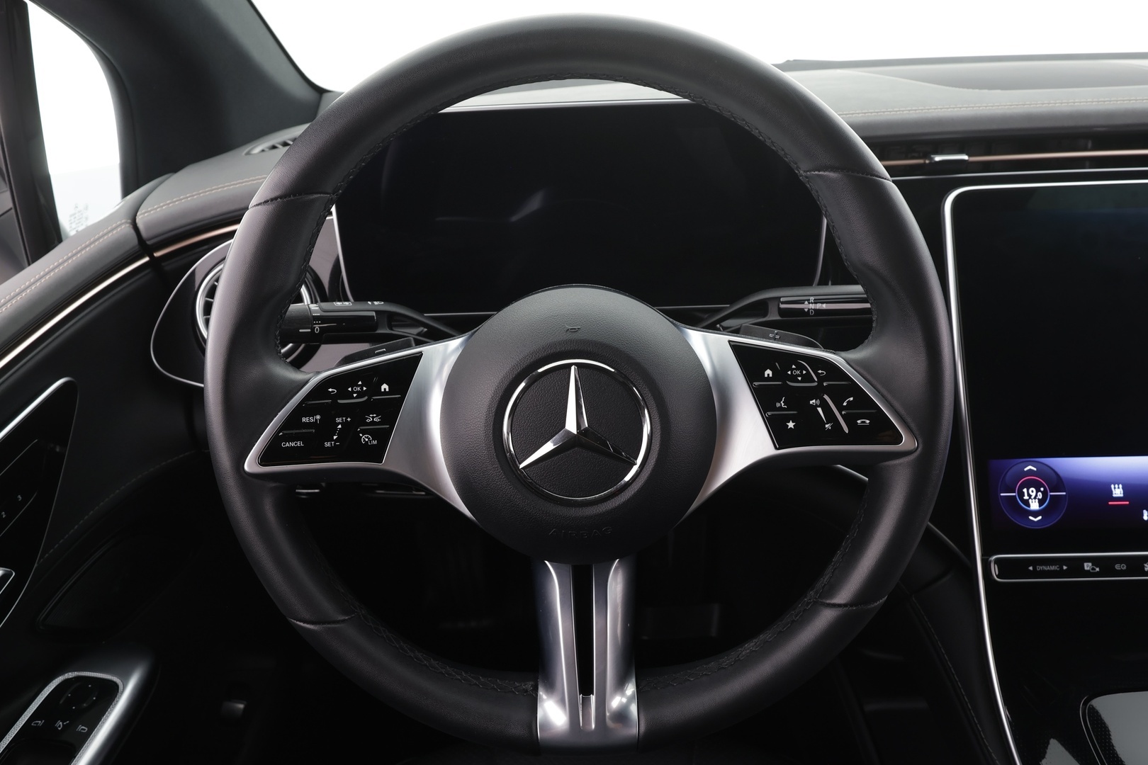 MERCEDES-BENZ EQE 2024