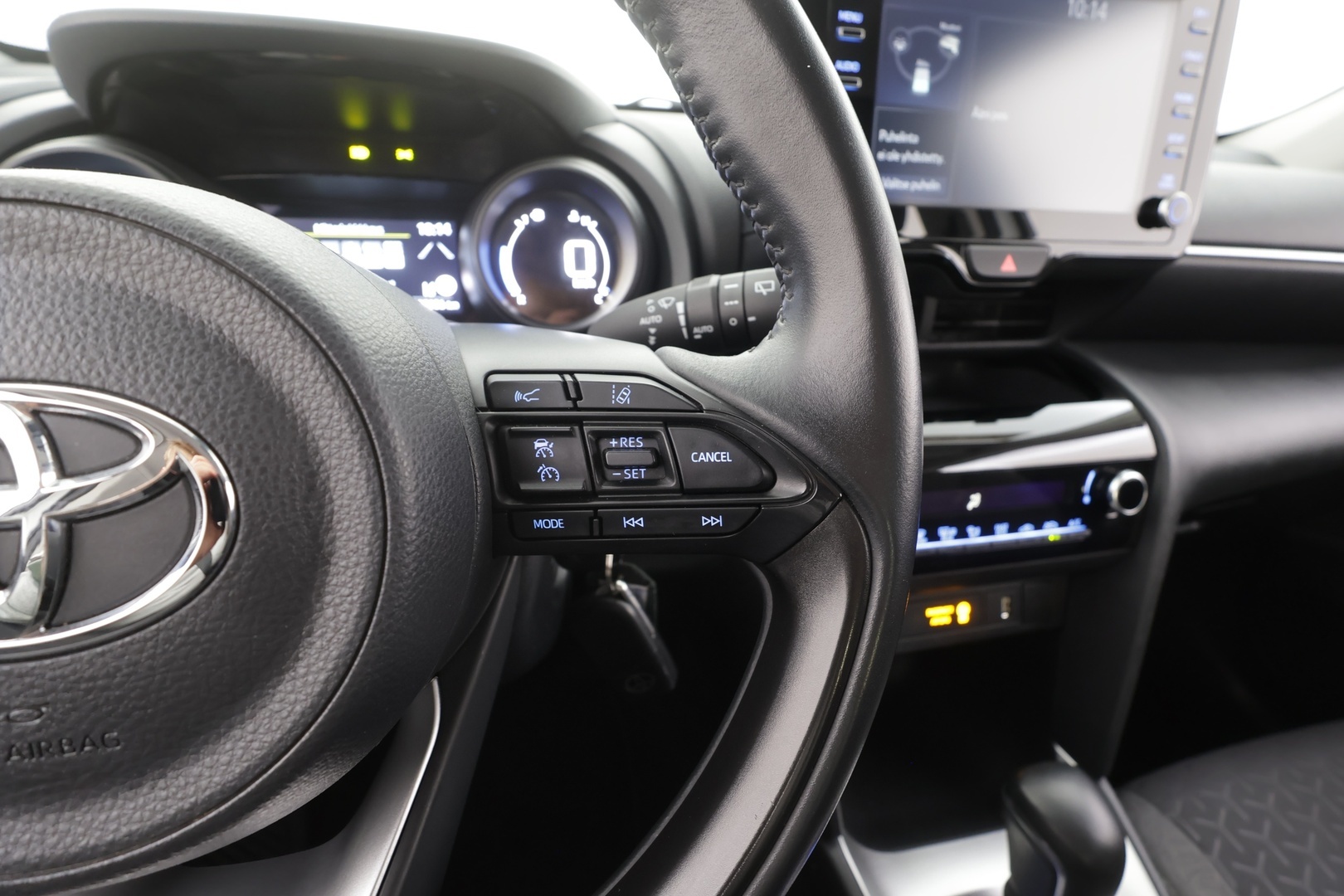 TOYOTA YARIS CROSS 2023