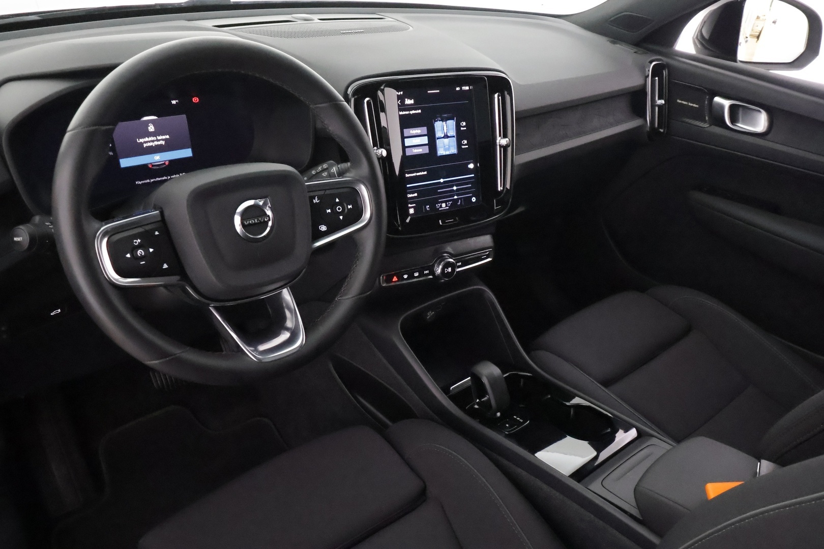 VOLVO XC40 2023