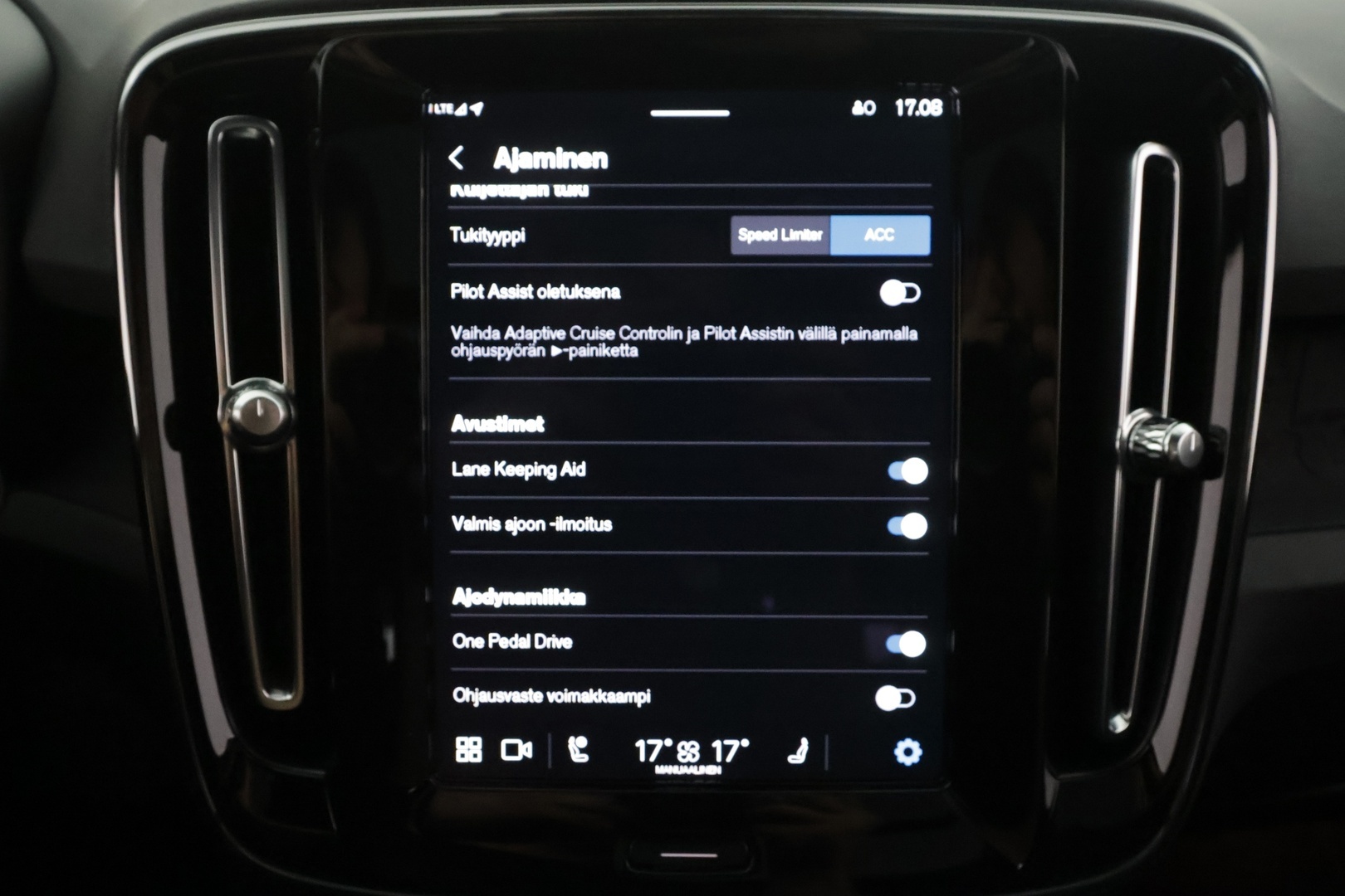 VOLVO XC40 2023
