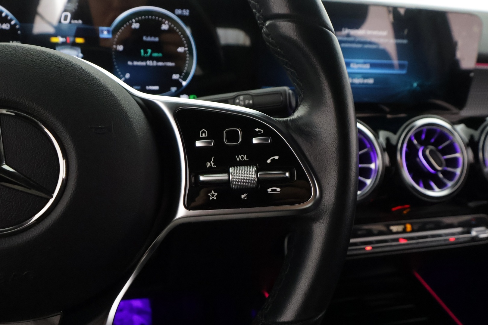 MERCEDES-BENZ EQB 2023