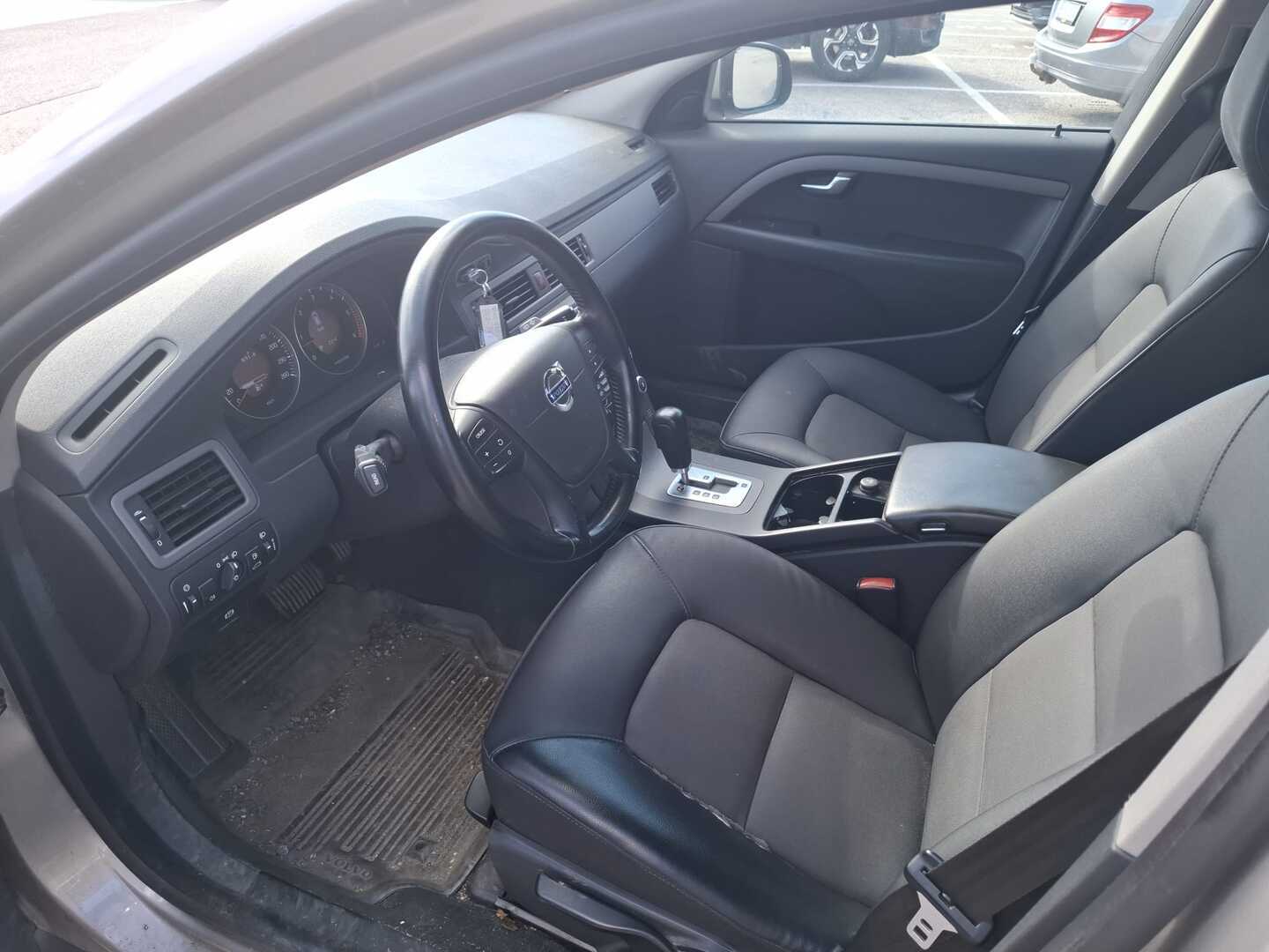 VOLVO V70 2010