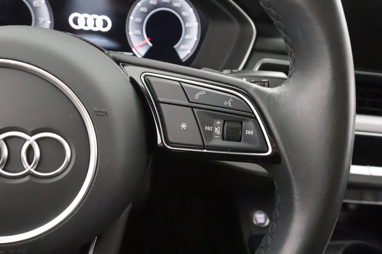 AUDI A4 2023
