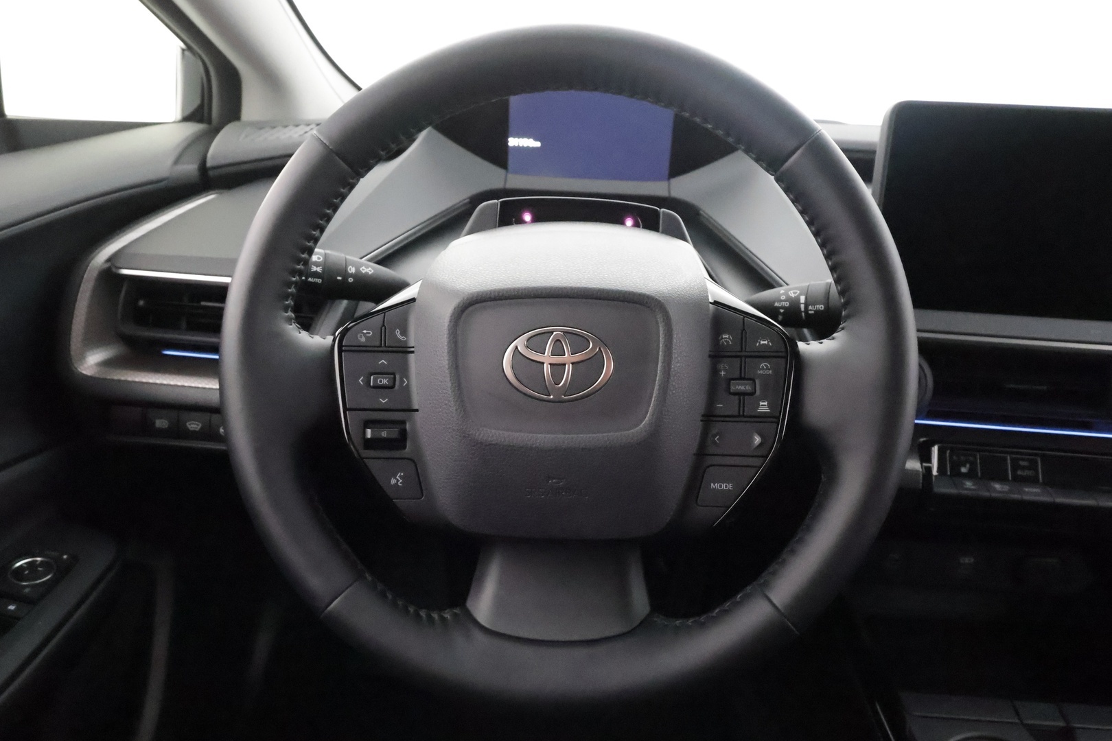 TOYOTA Prius Plug-in 2024