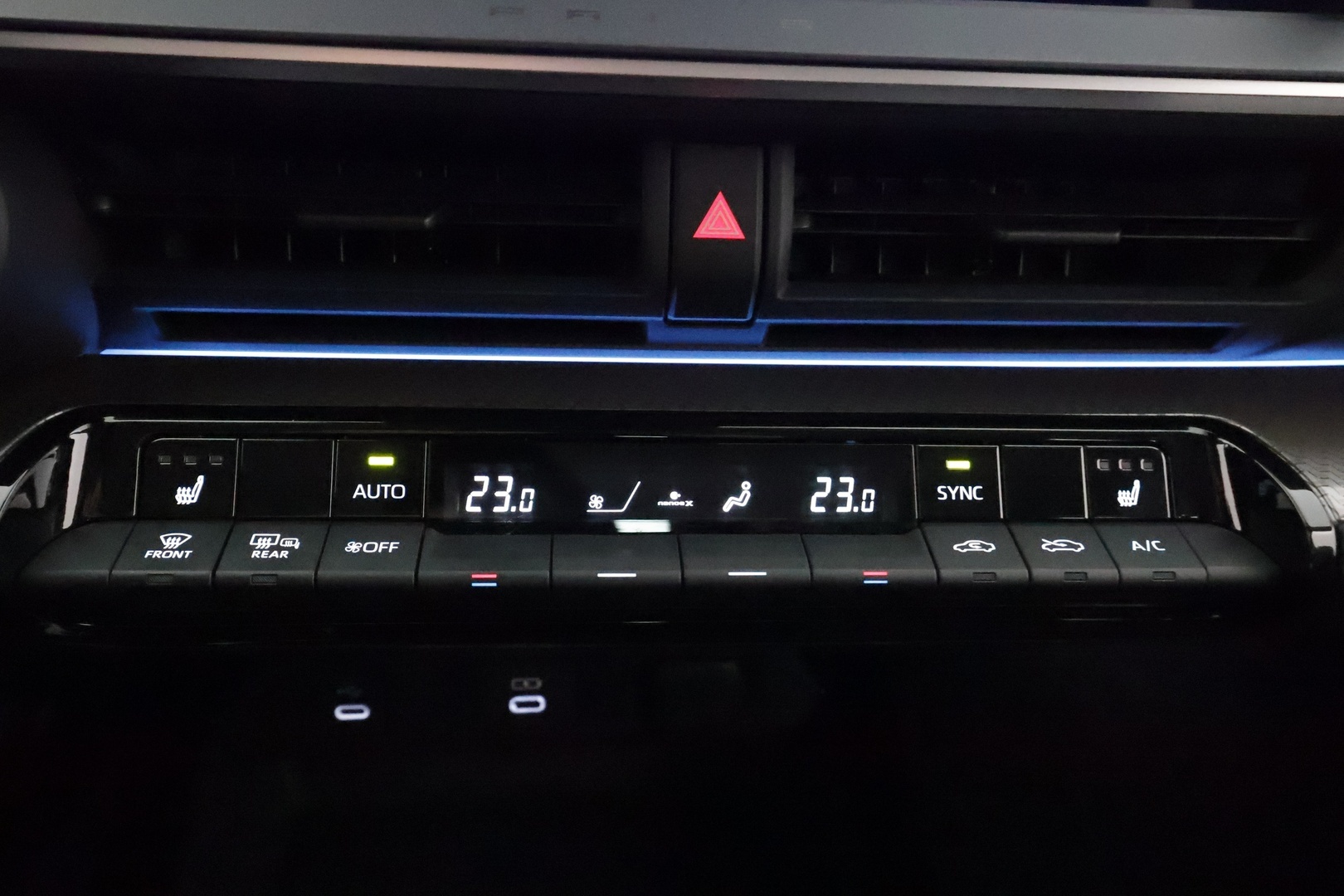 TOYOTA Prius Plug-in 2024