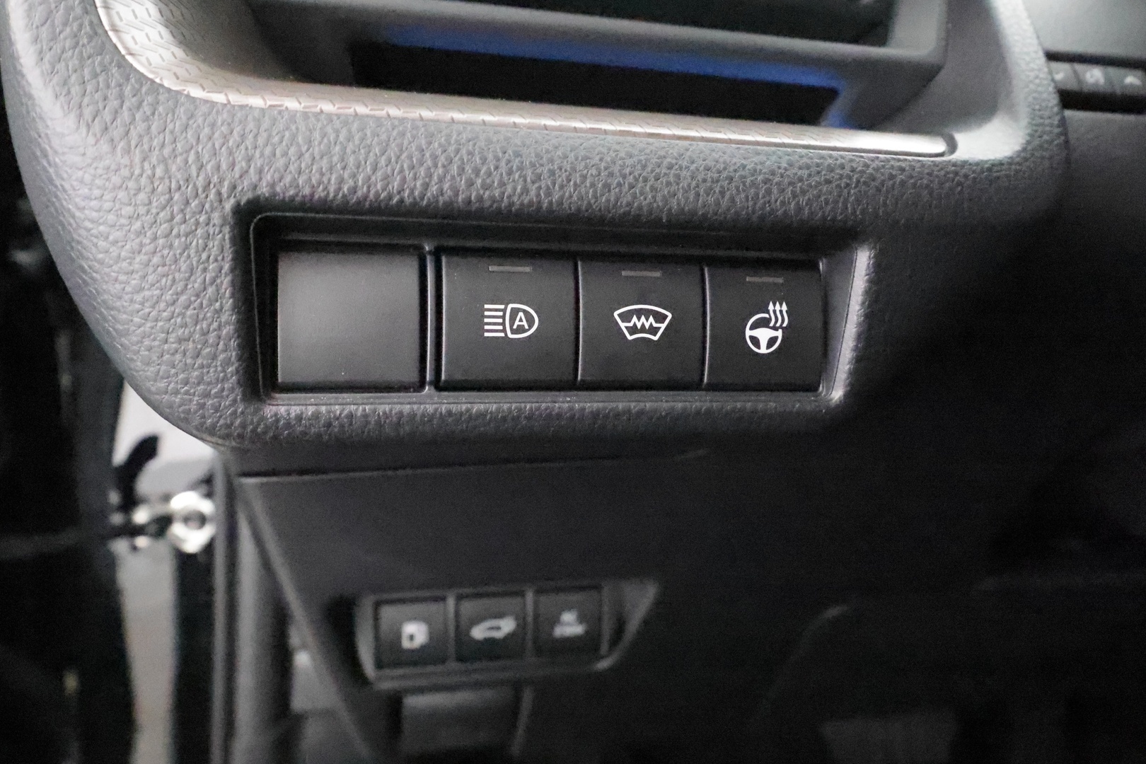 TOYOTA Prius Plug-in 2024