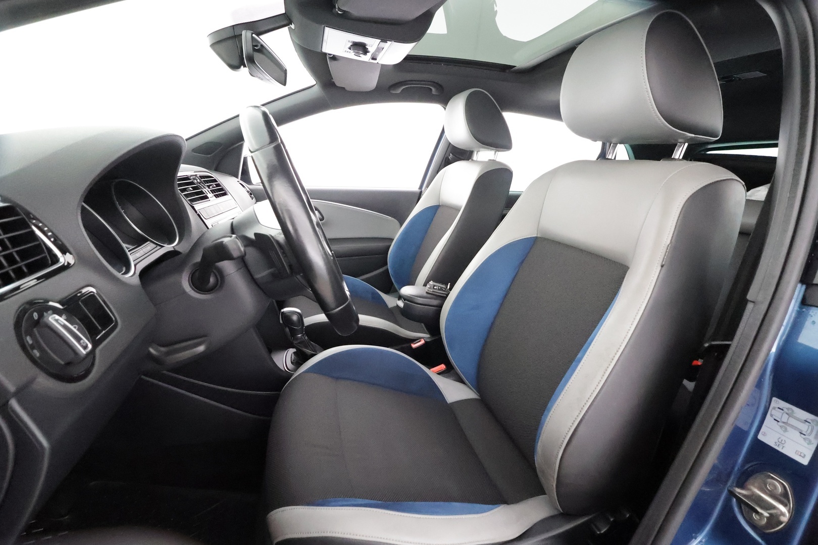 VOLKSWAGEN Polo 2015