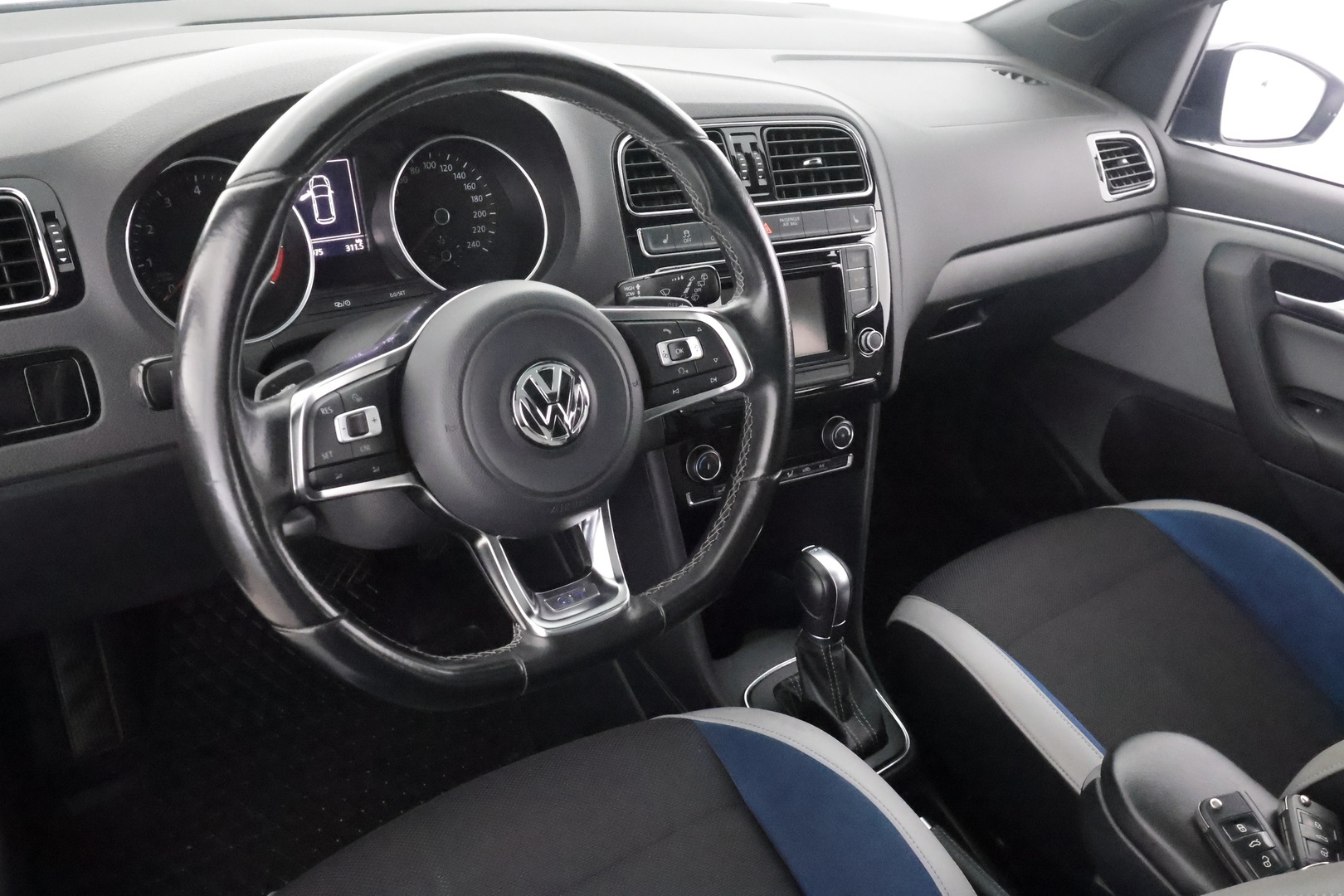 VOLKSWAGEN Polo 2015
