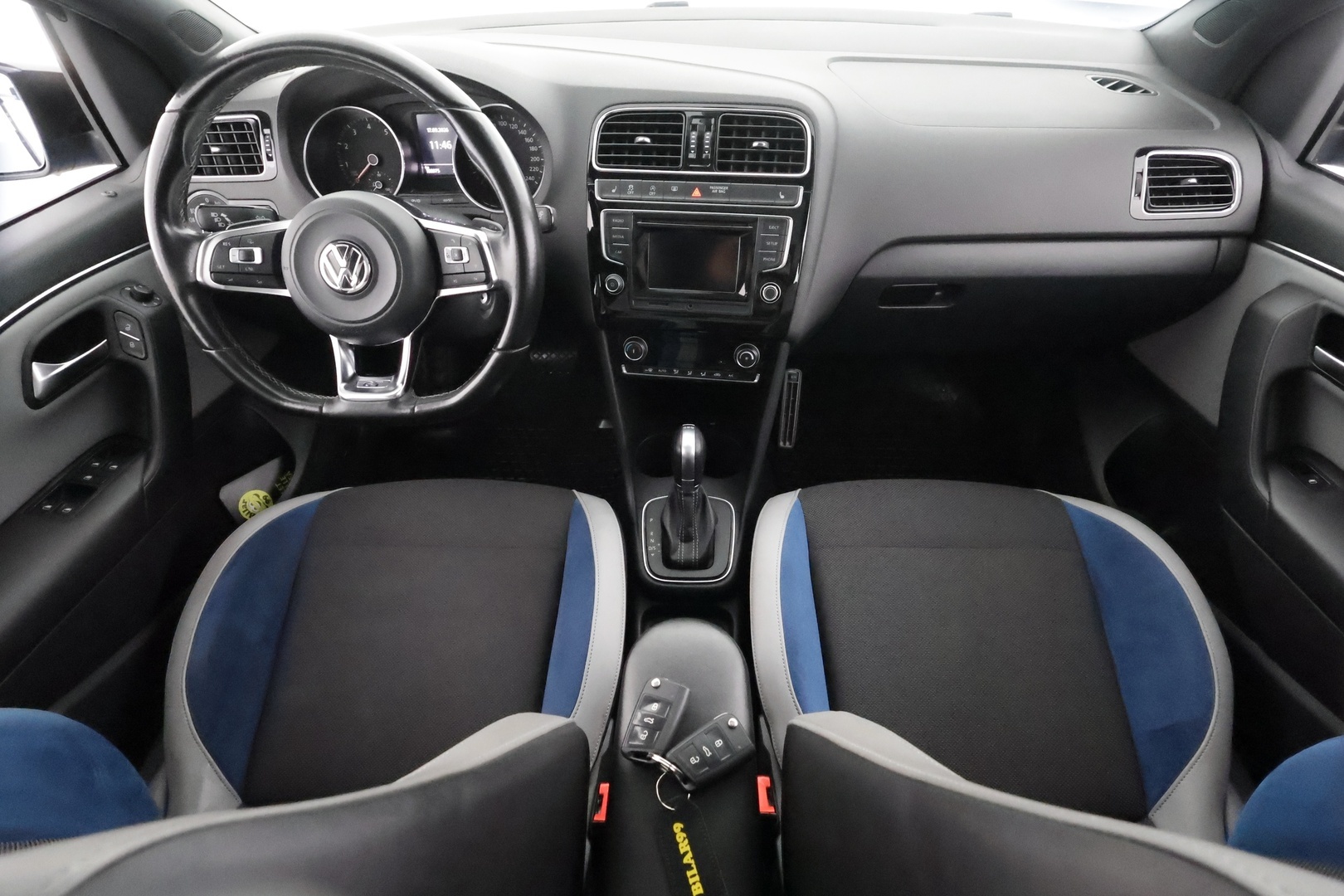 VOLKSWAGEN Polo 2015