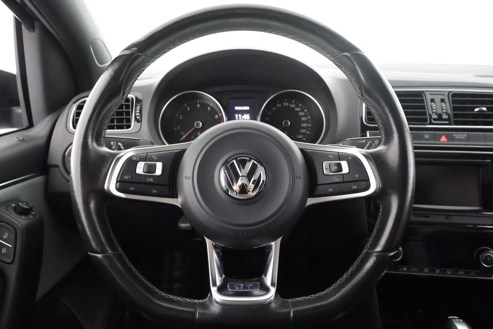 VOLKSWAGEN Polo 2015