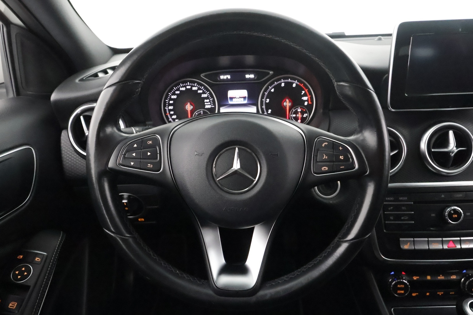 MERCEDES-BENZ A 2016