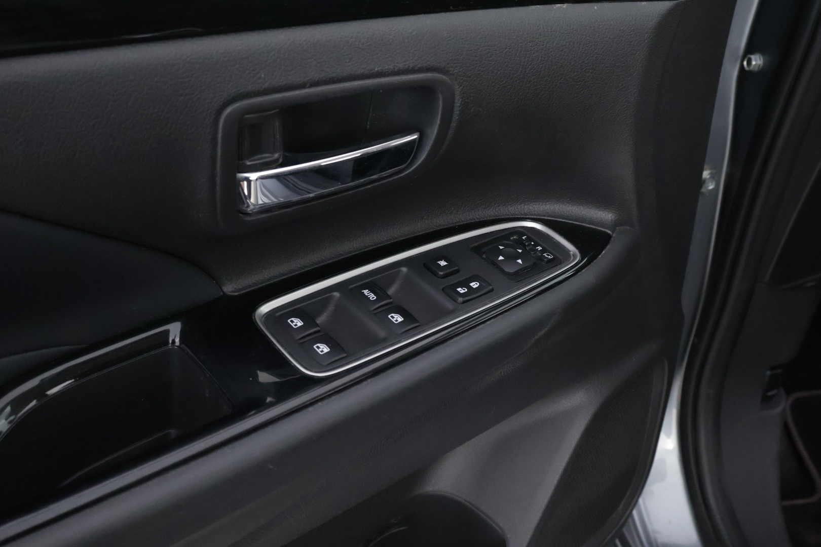 MITSUBISHI OUTLANDER PHEV 2016