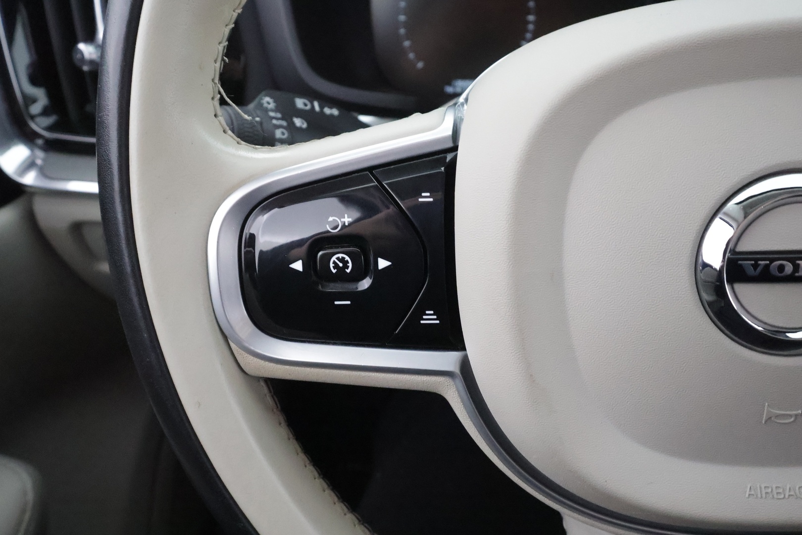 VOLVO V60 2022